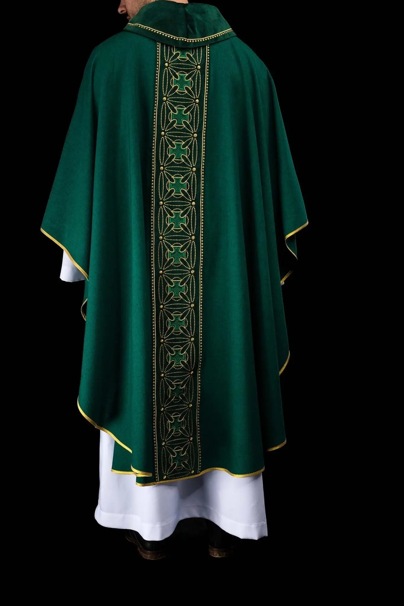 Chasuble liturgique avec ceinture richement décorée de croix en vert