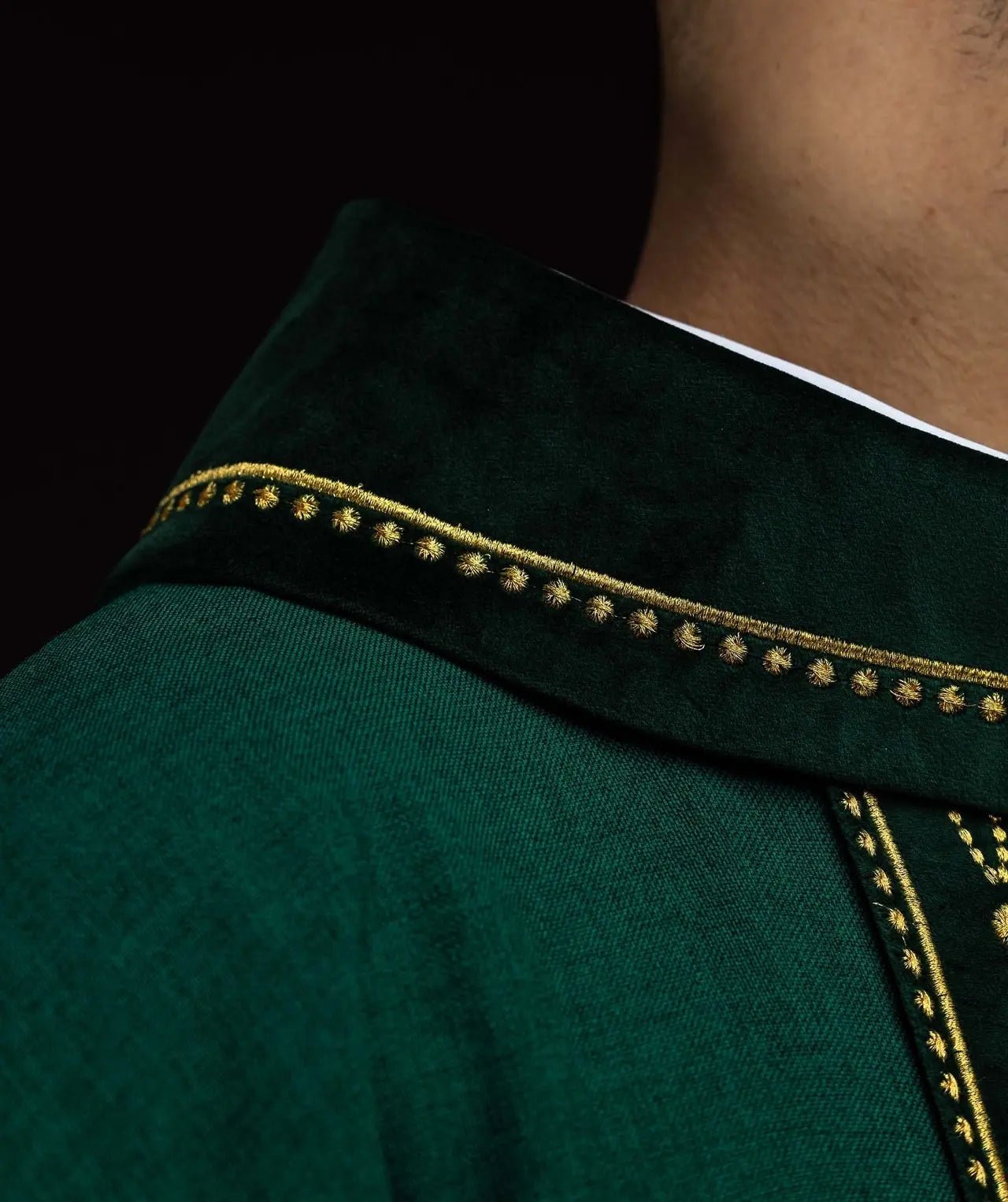 Chasuble liturgique avec ceinture richement décorée de croix en vert