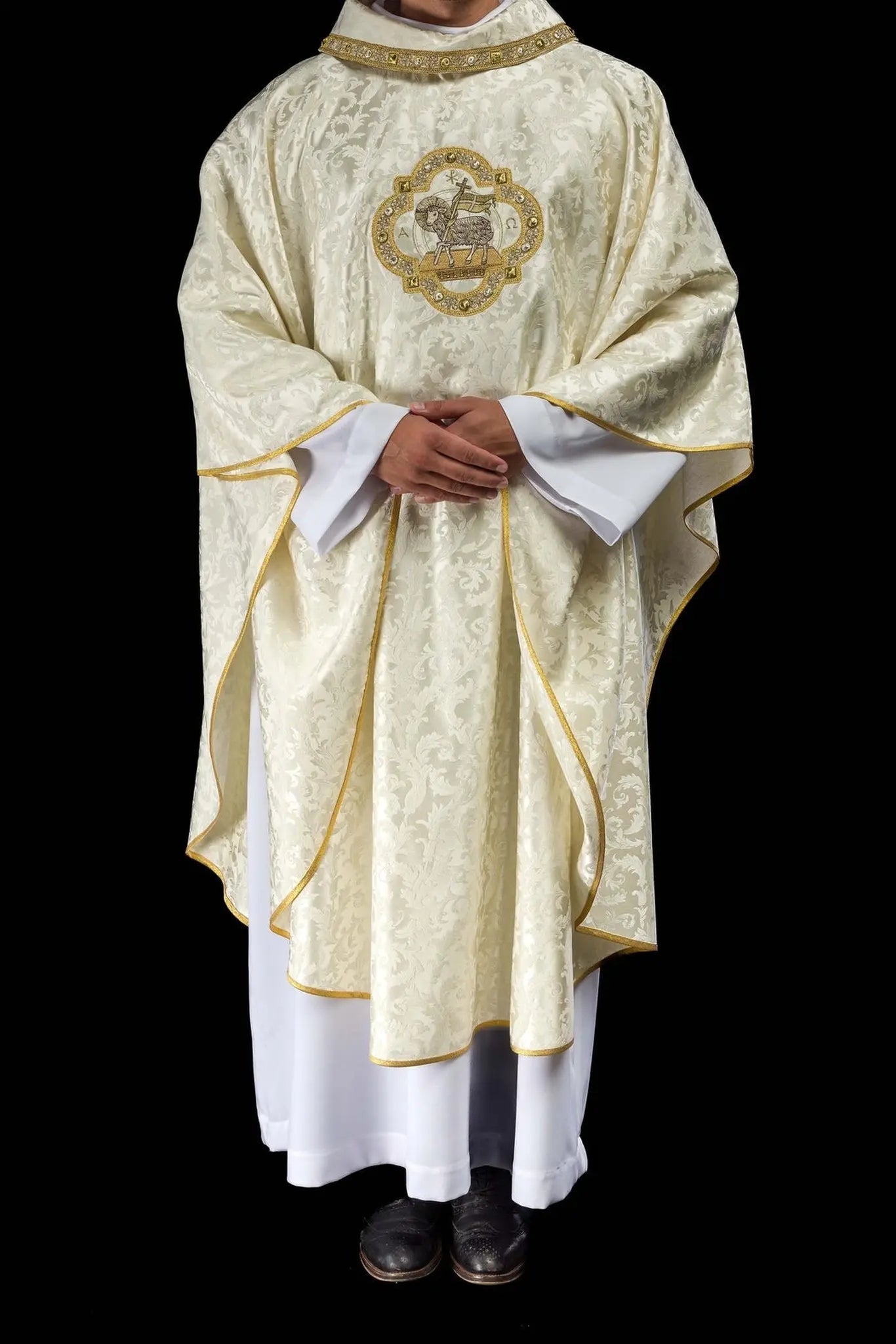 Chasuble avec agneau pascal cousu sur tissu décoratif