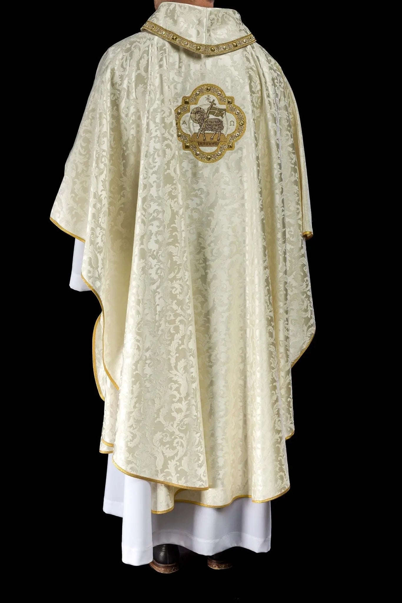Chasuble avec agneau pascal cousu sur tissu décoratif