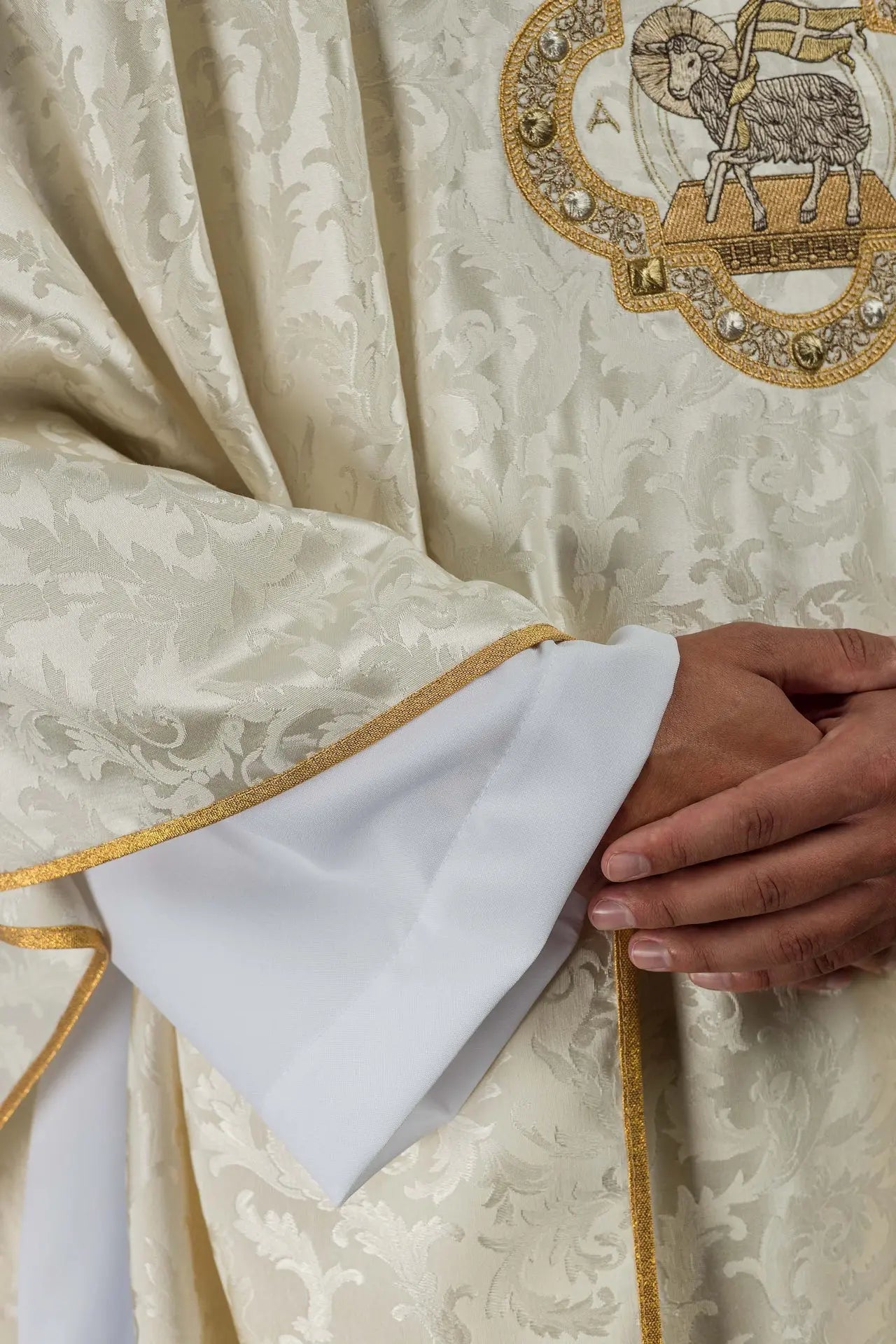 Chasuble avec agneau pascal cousu sur tissu décoratif