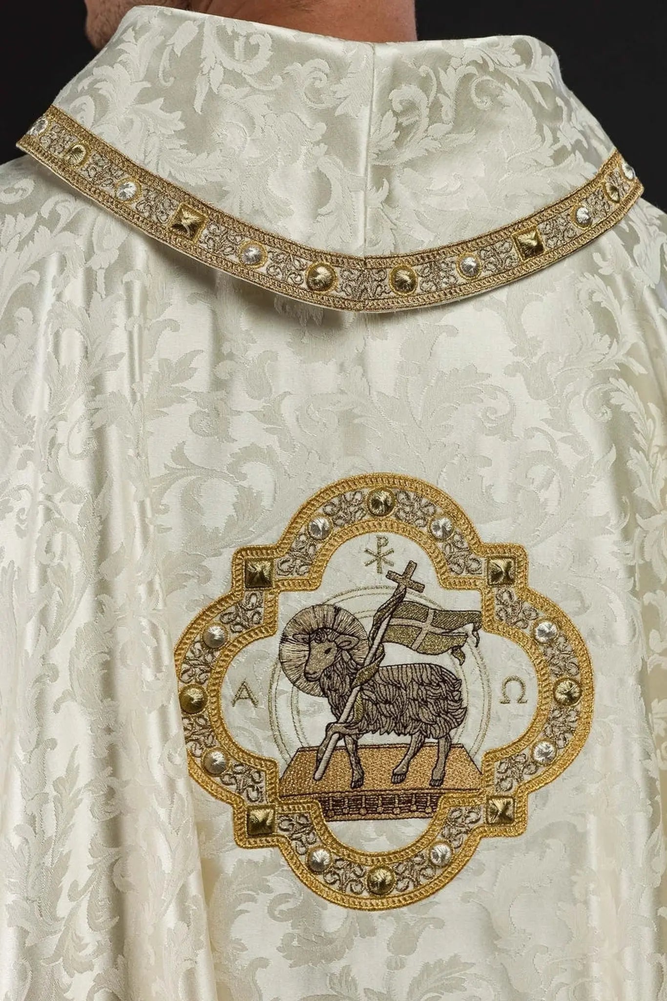 Chasuble avec agneau pascal cousu sur tissu décoratif