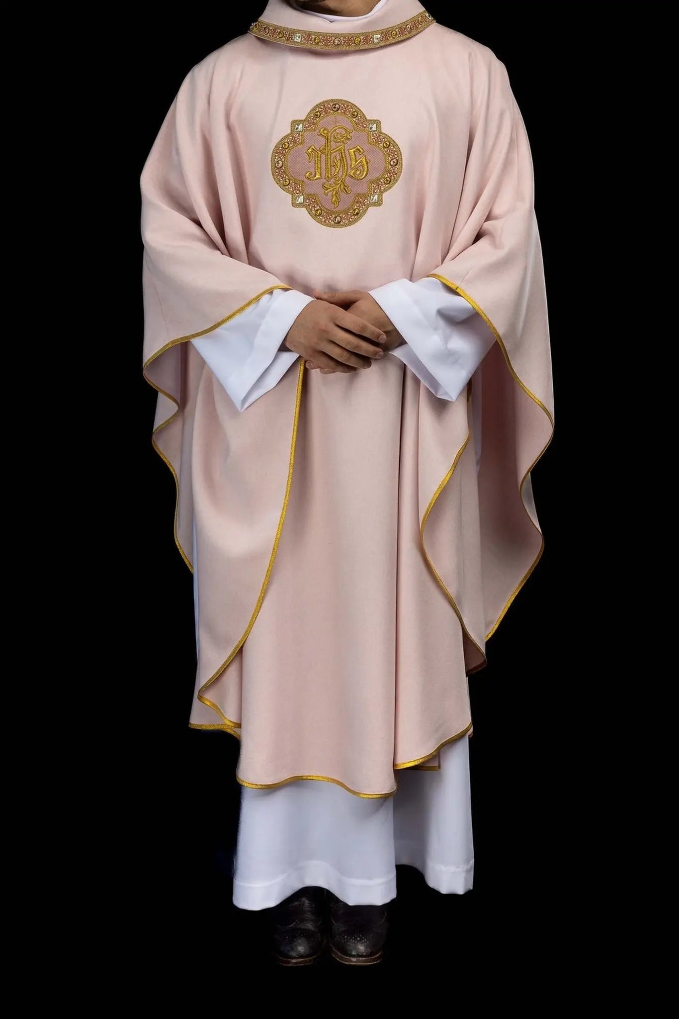 Chasuble rose avec broderie IHS et bordure décorative