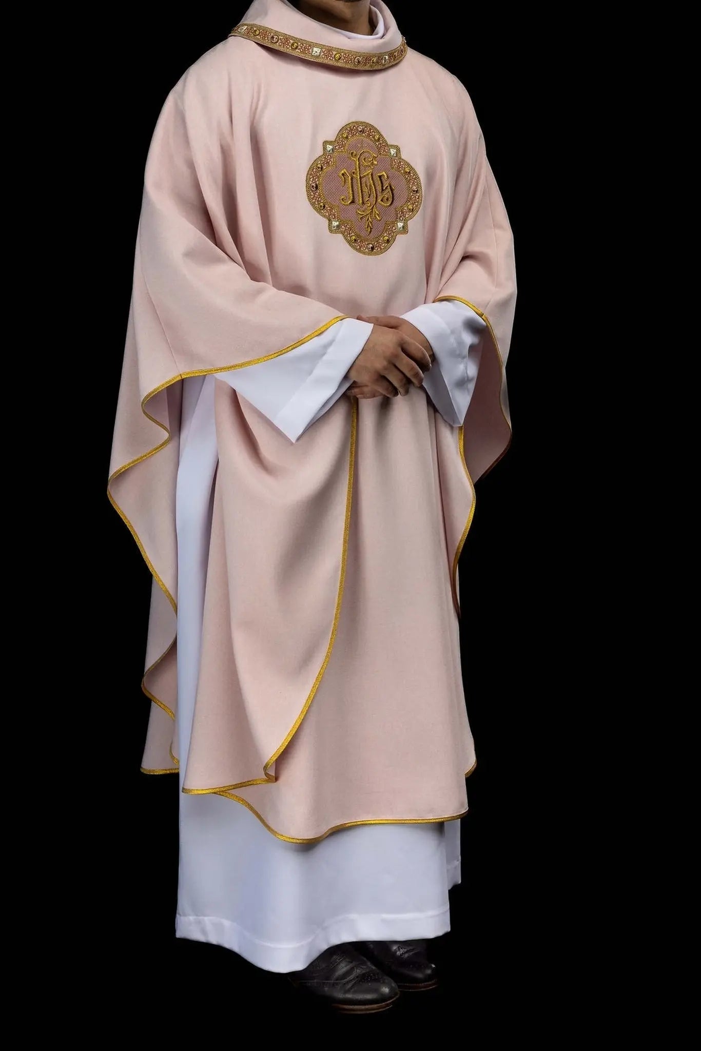 Chasuble rose avec broderie IHS et bordure décorative