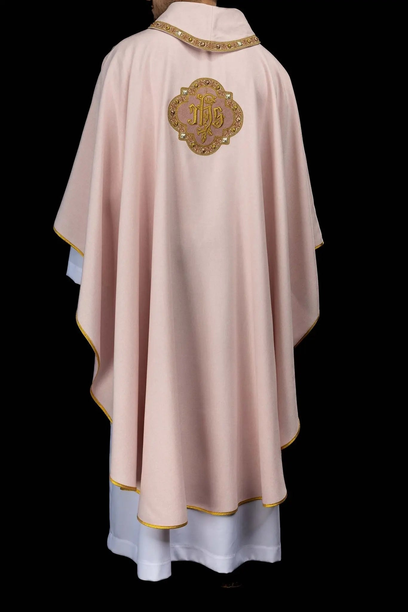 Chasuble rose avec broderie IHS et bordure décorative