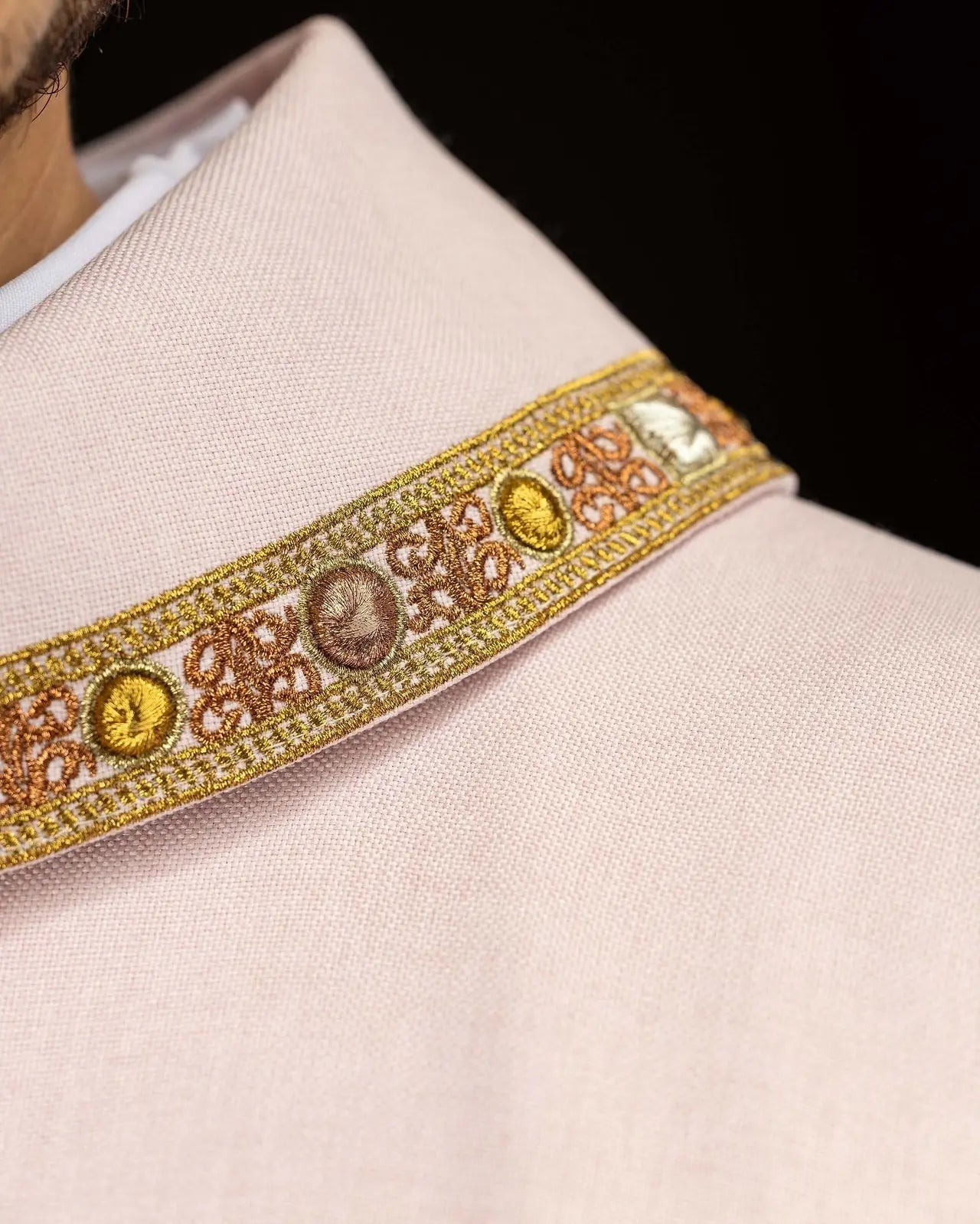 Chasuble rose avec broderie IHS et bordure décorative