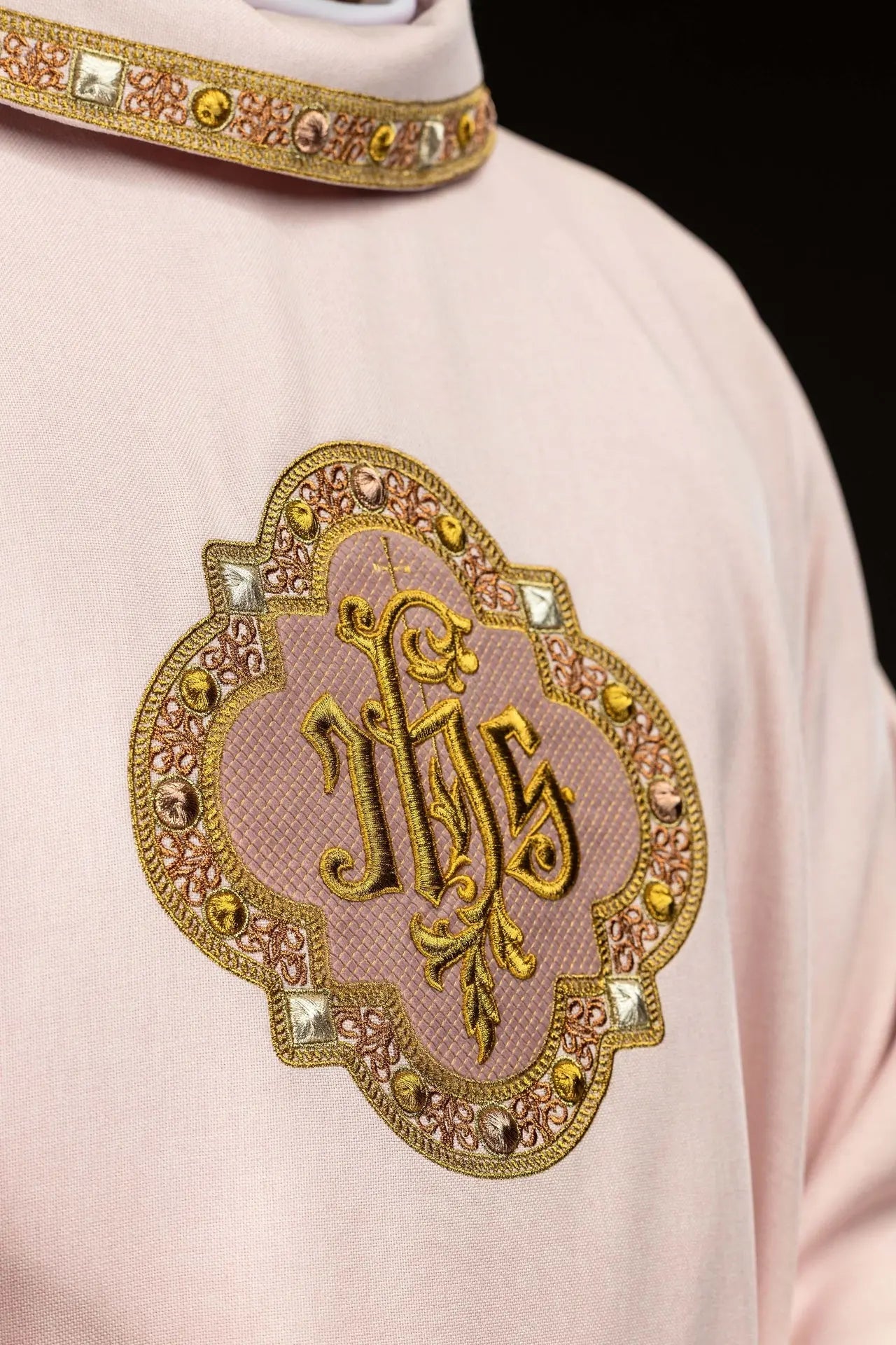 Chasuble rose avec broderie IHS et bordure décorative