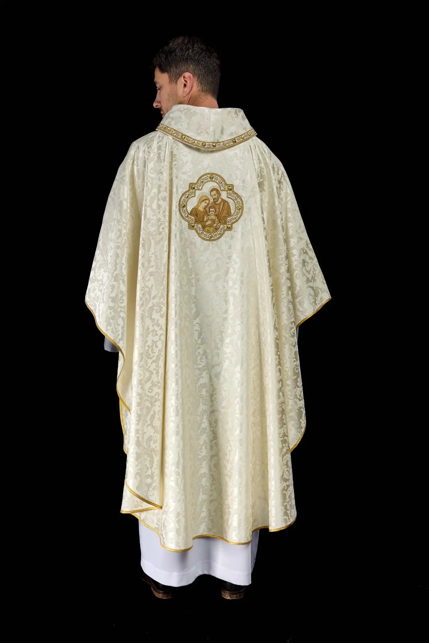 Chasuble de Noël brodée avec l'image de la Sainte Famille