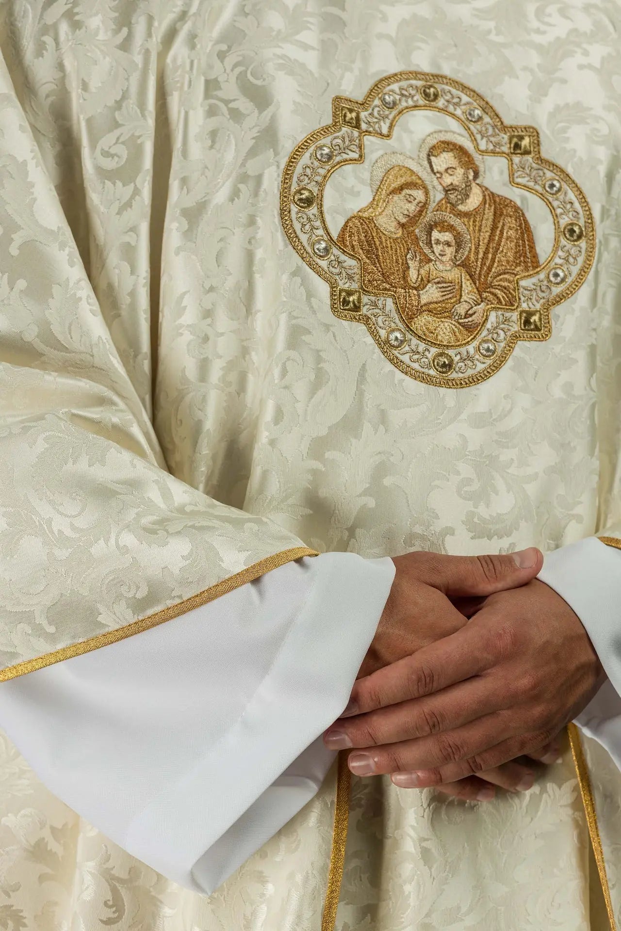 Chasuble de Noël brodée avec l'image de la Sainte Famille