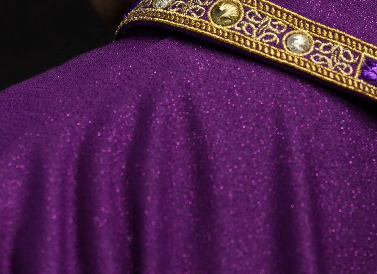 Chasuble de l'Avent brodée en tissu chatoyant