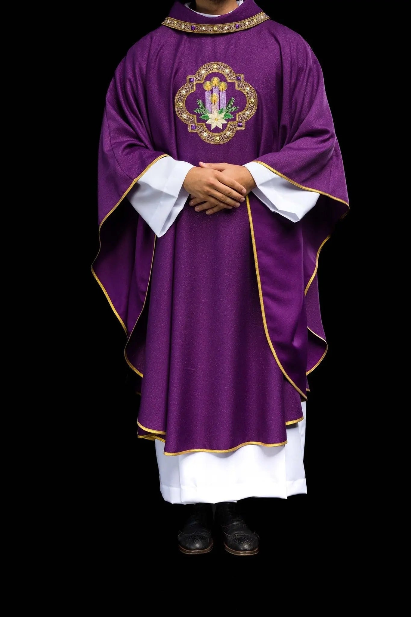 Chasuble de l'Avent brodée en tissu chatoyant