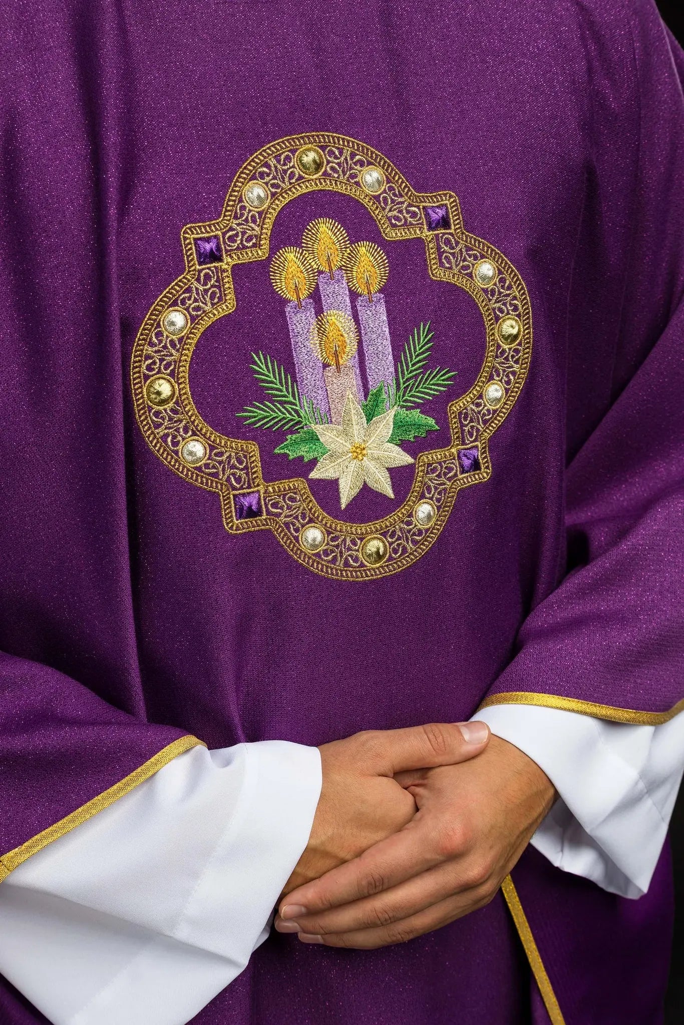 Chasuble de l'Avent brodée en tissu chatoyant