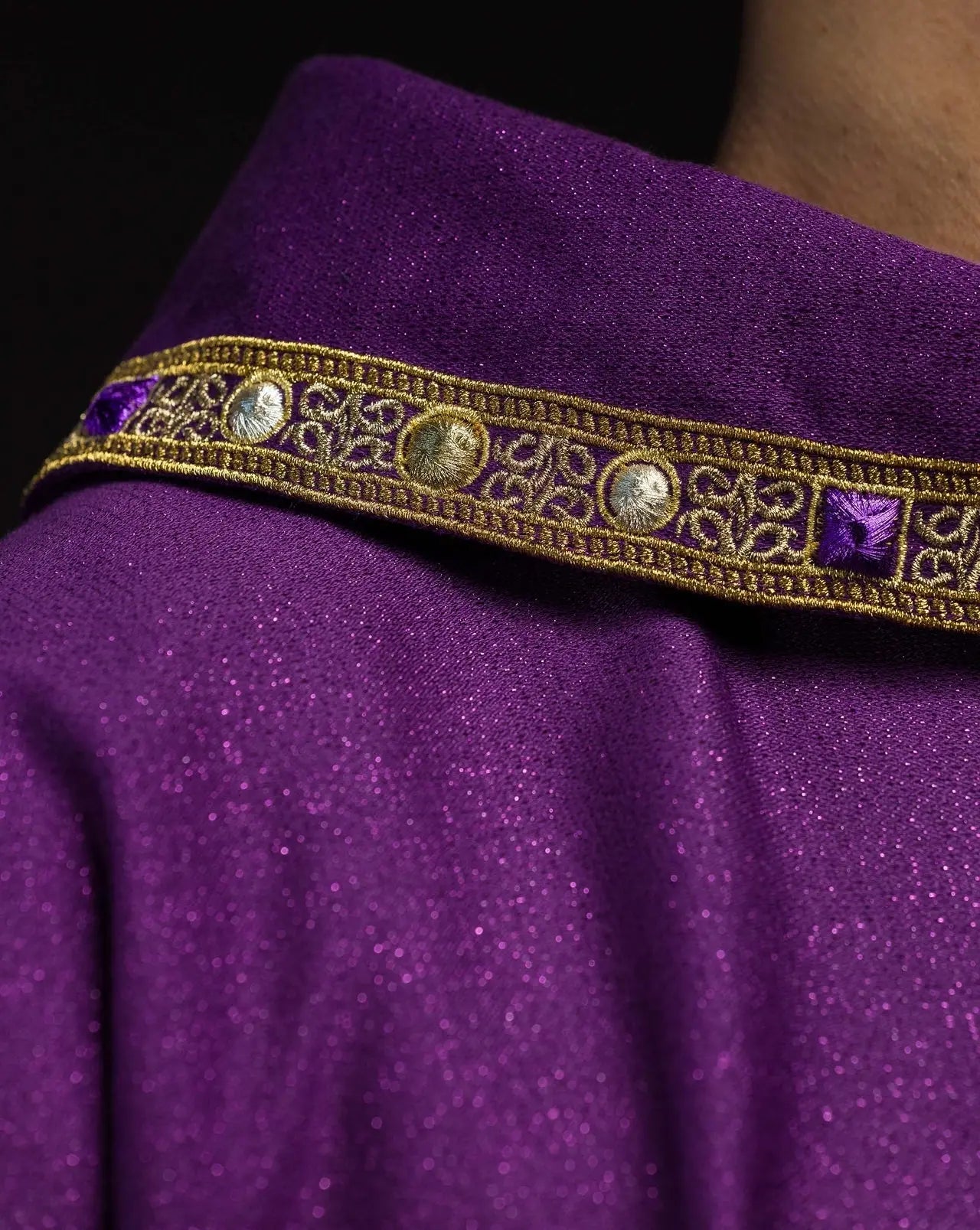 Chasuble de l'Avent brodée en tissu chatoyant