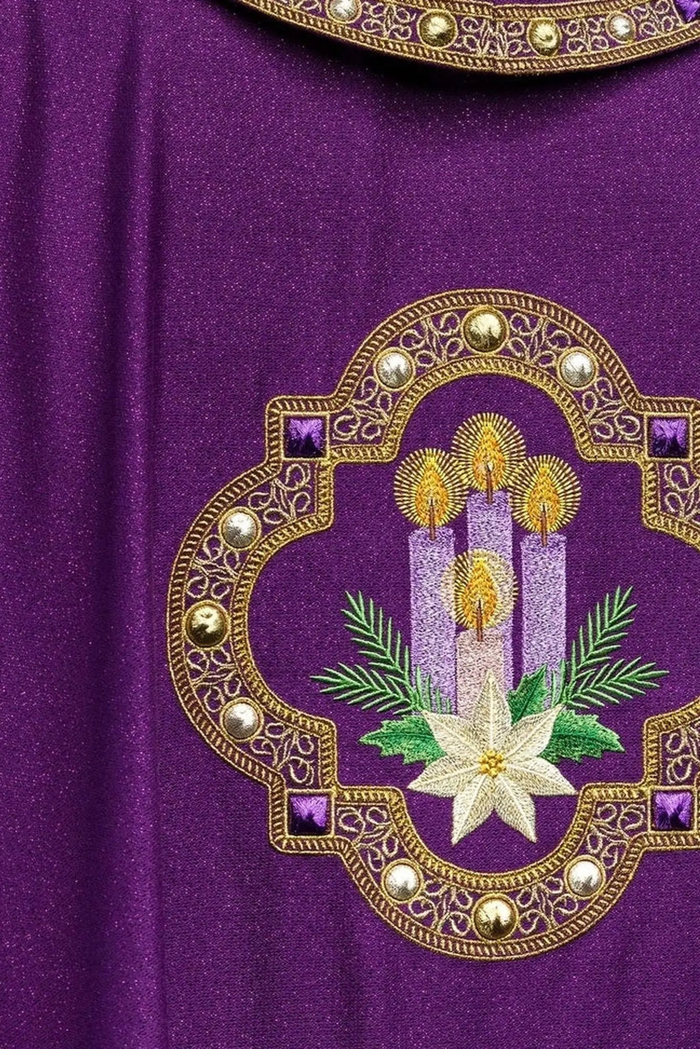 Chasuble de l'Avent brodée en tissu chatoyant