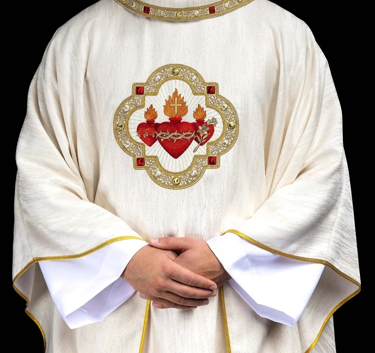 Chasuble brodée avec l'image des Trois Cœurs