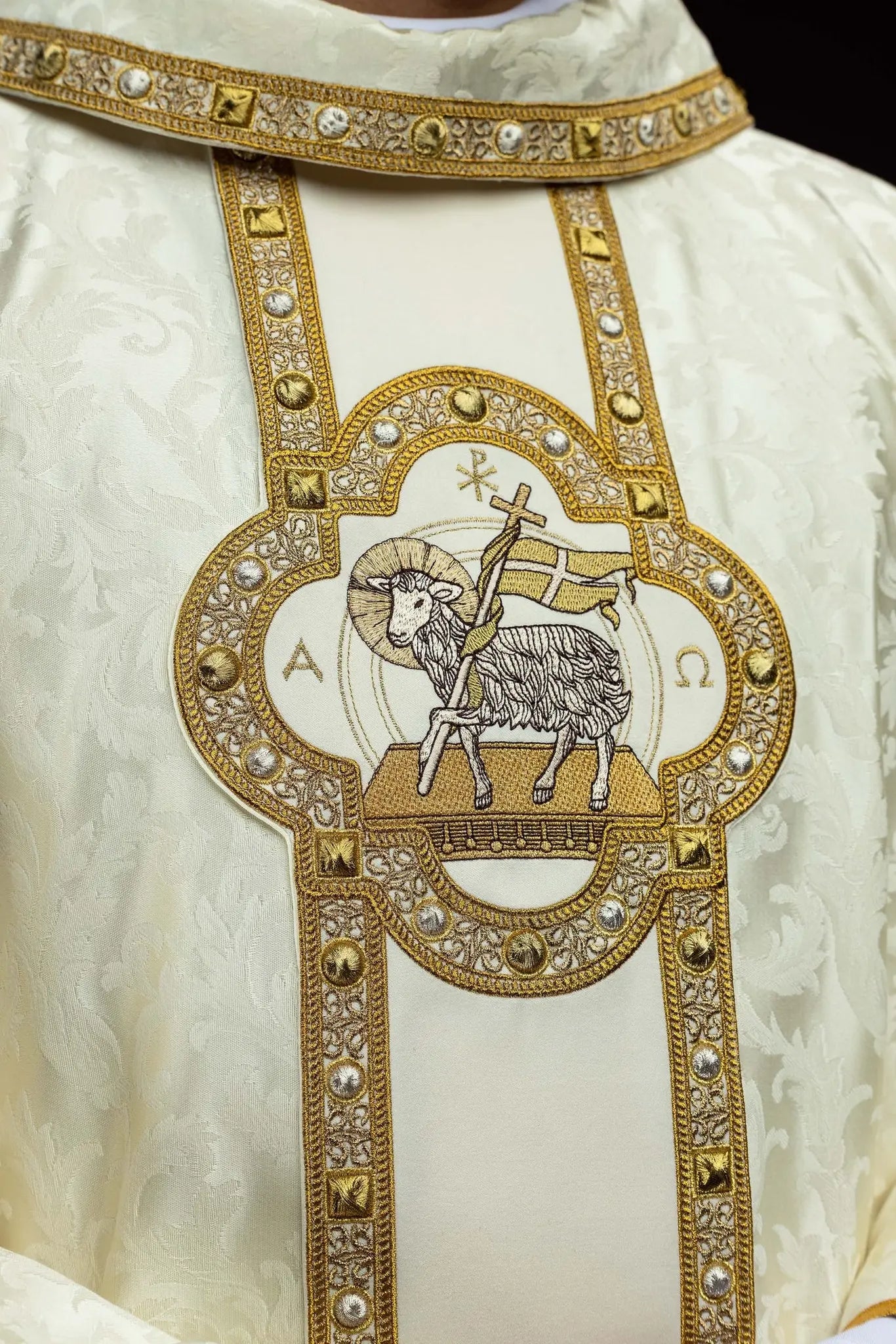 Chasuble avec Agneau Pascal brodé et Orfrois en jacquard écru