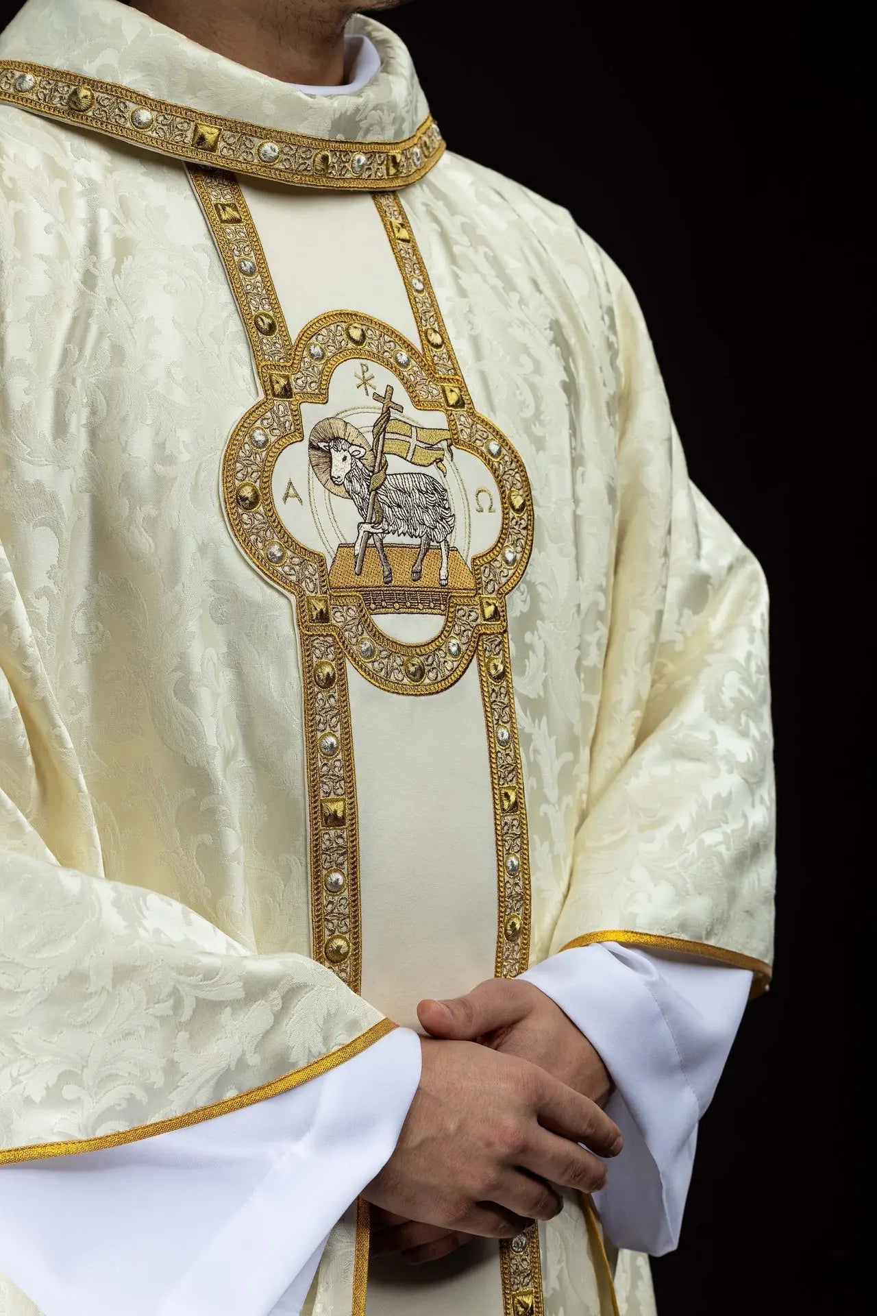 Chasuble avec Agneau Pascal brodé et Orfrois en jacquard écru