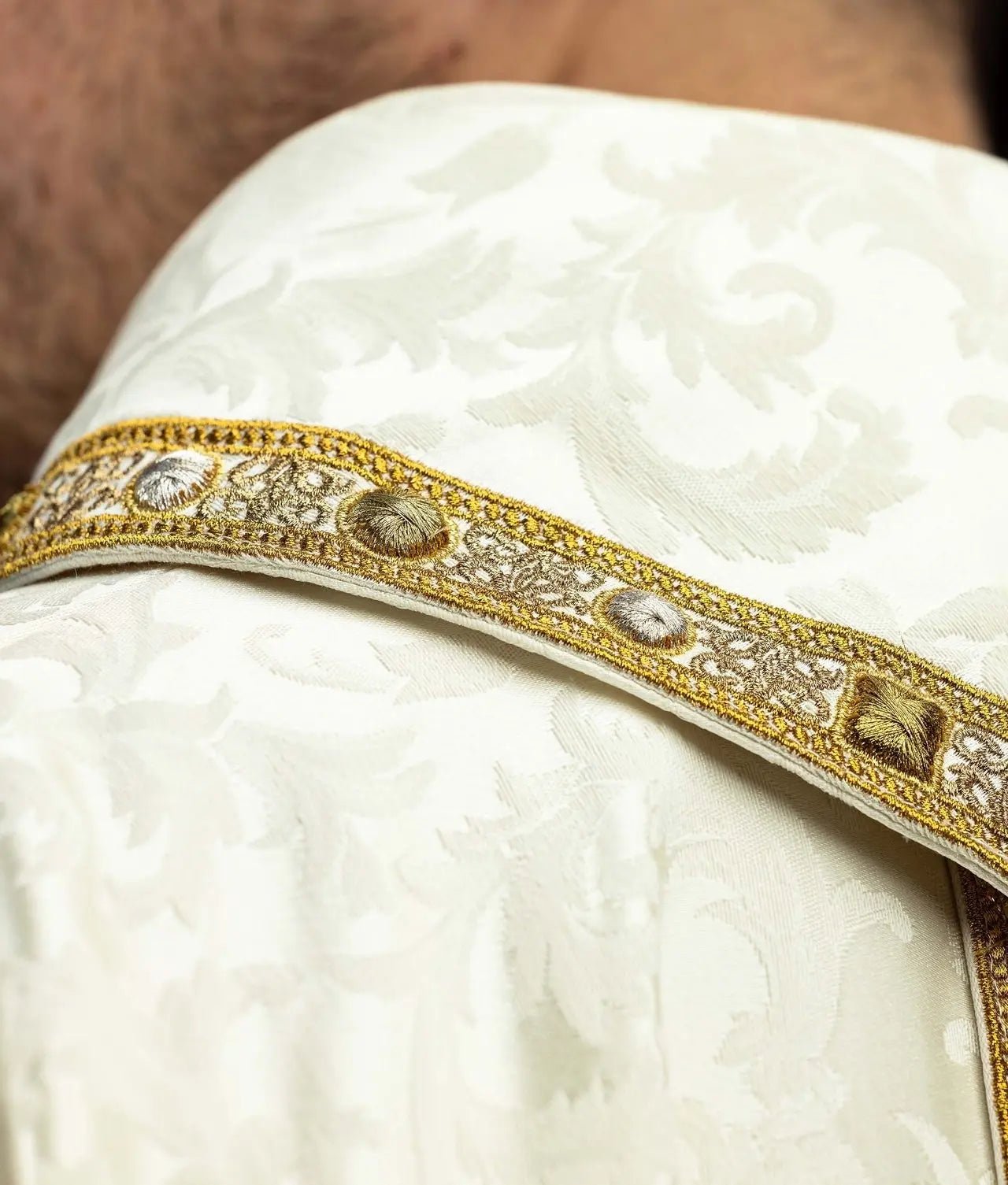 Chasuble avec Agneau Pascal brodé et Orfrois en jacquard écru