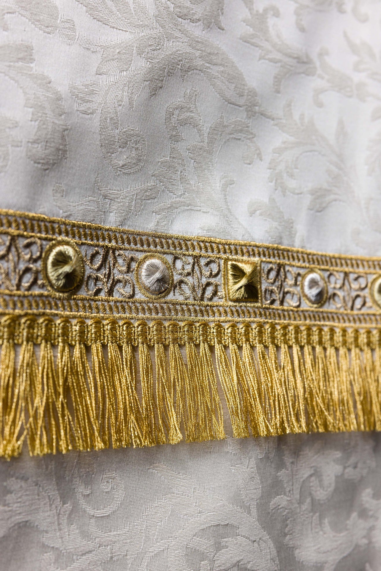 Serweta na lektorium z haftem baranka tkanina żakardowa ecru - ORNATY.PL