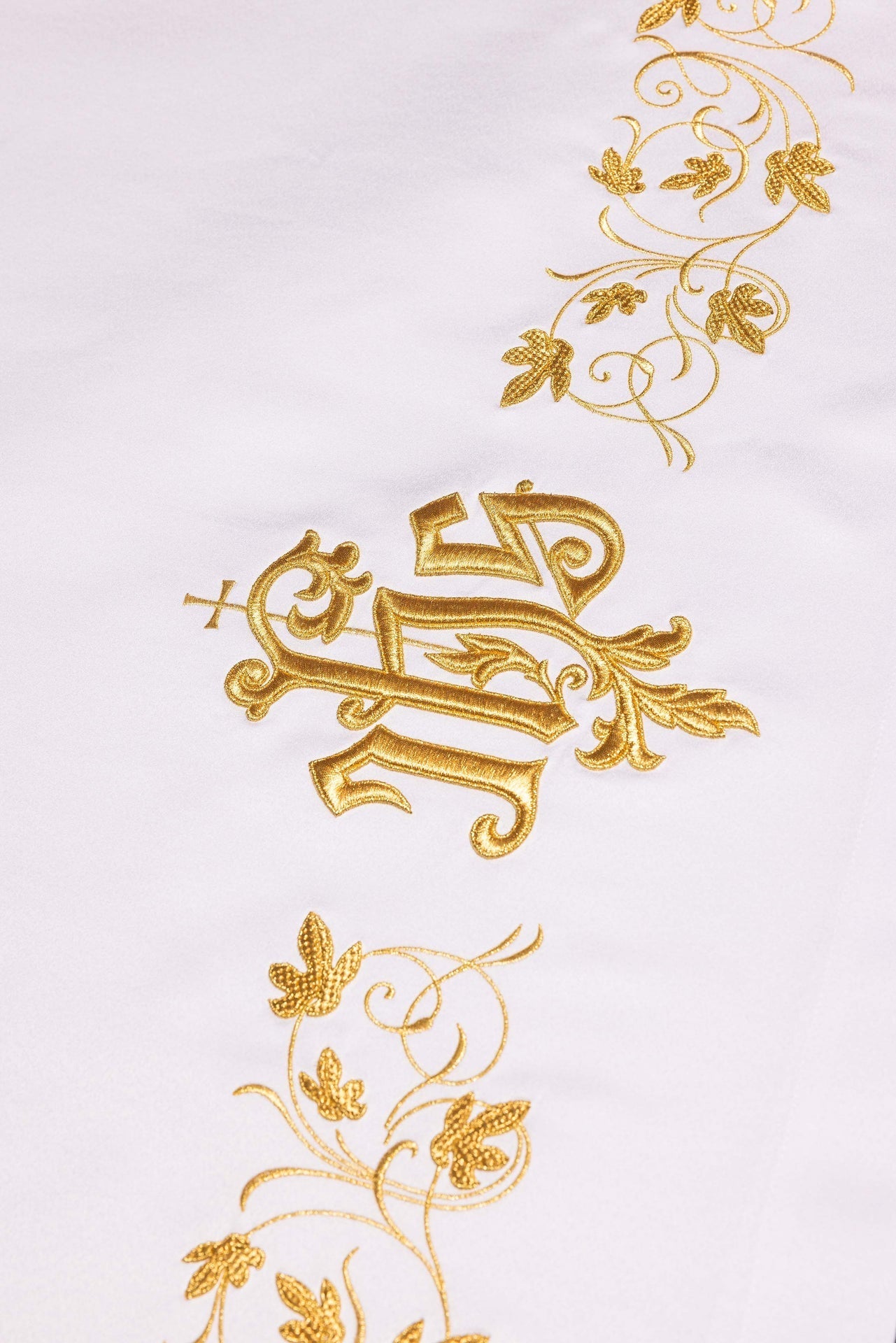 Nappe d'autel avec broderie IHS dorée