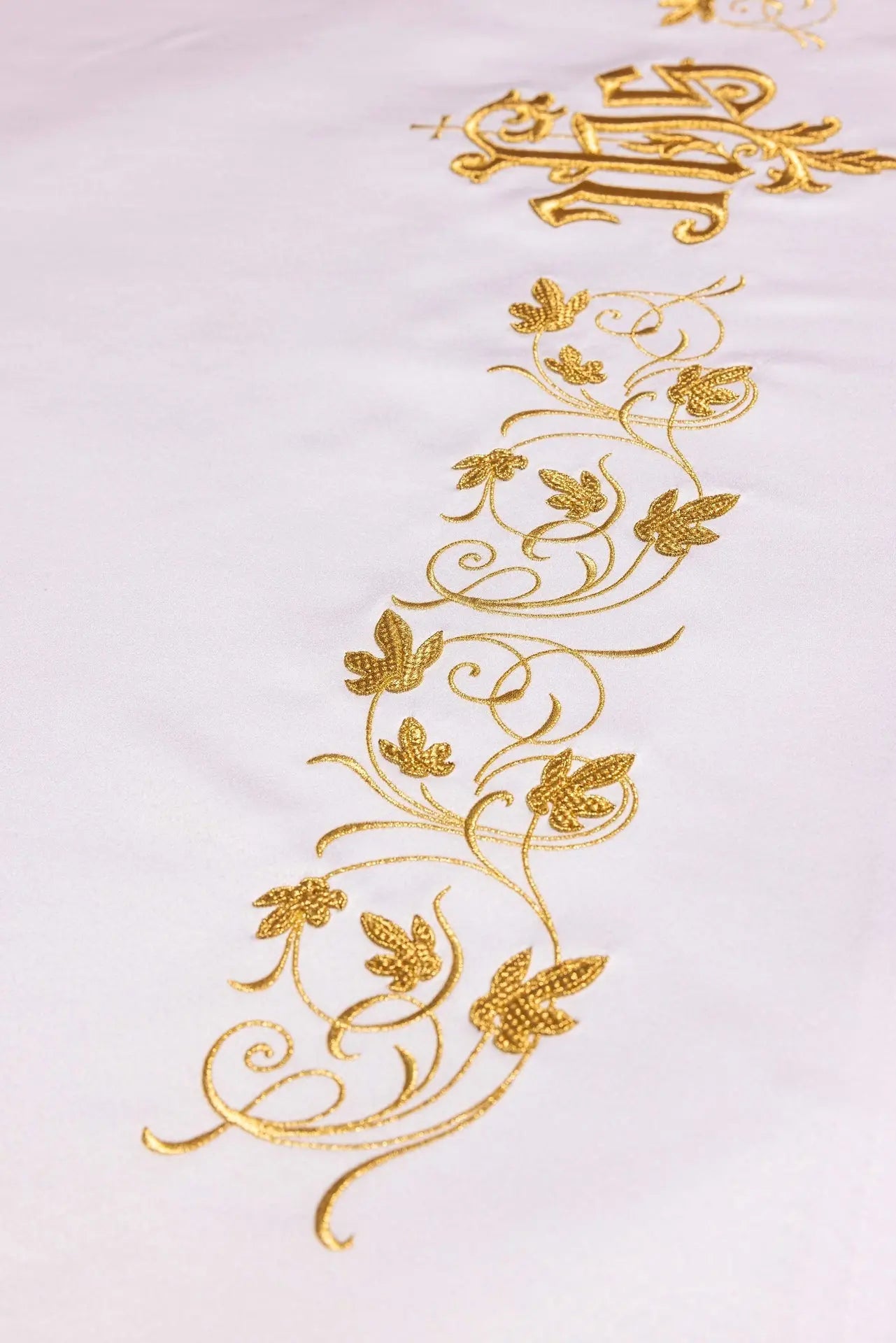 Nappe d'autel avec broderie IHS dorée