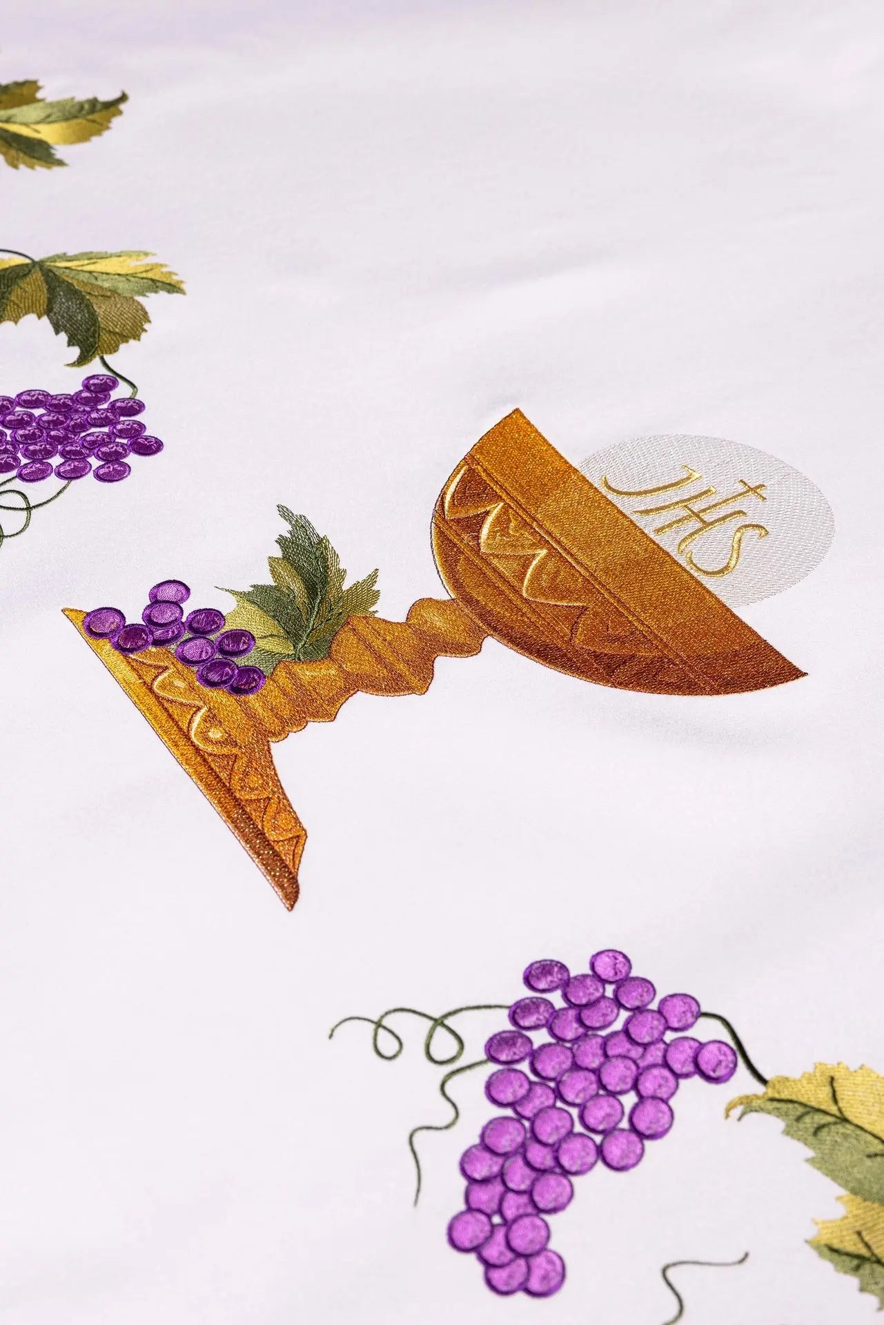 Nappe d'autel avec broderie de calice eucharistique