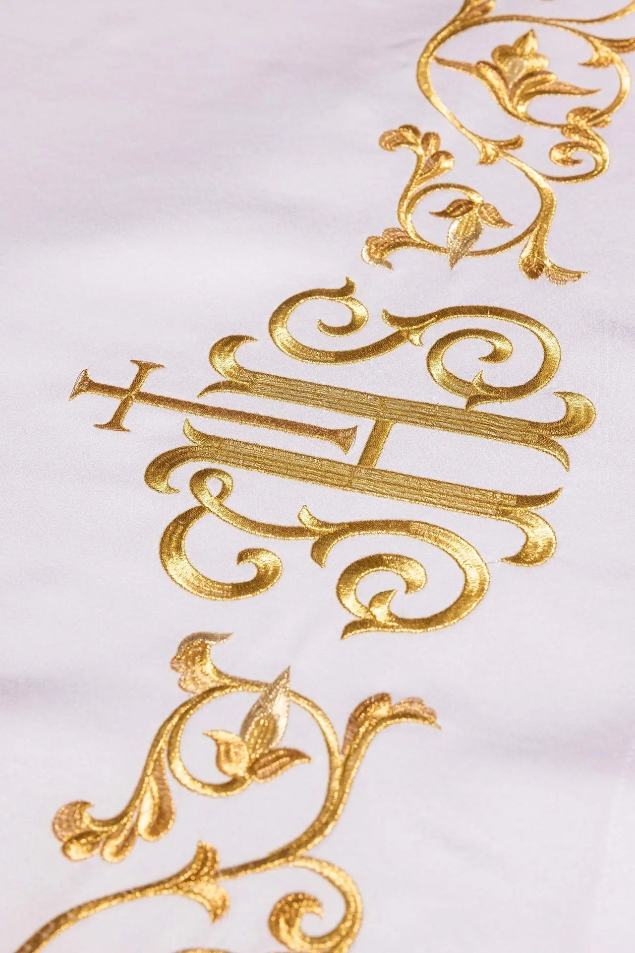 Nappe d'autel avec broderie du monogramme marial doré