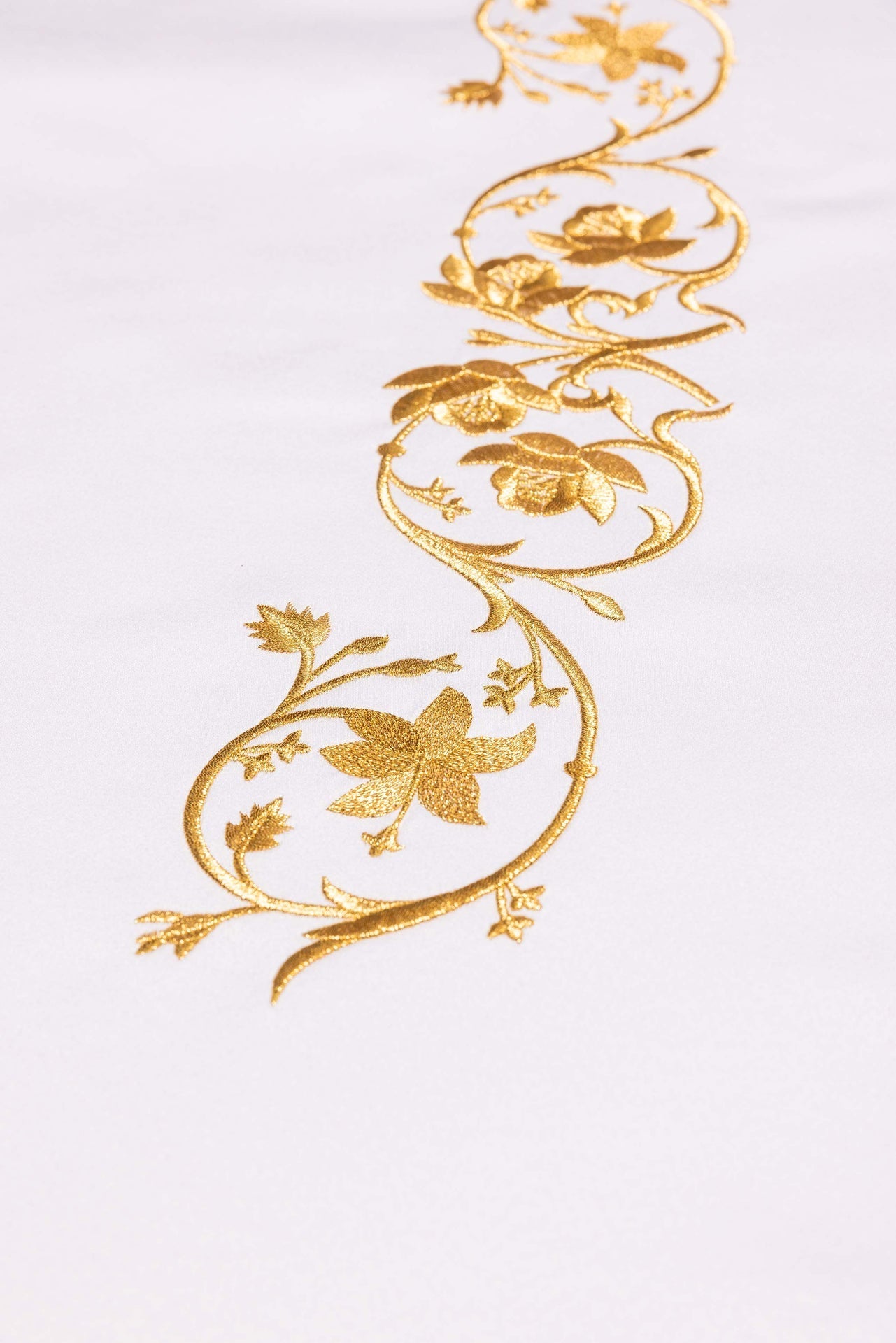 Nappe d'autel avec broderie du monogramme marial doré