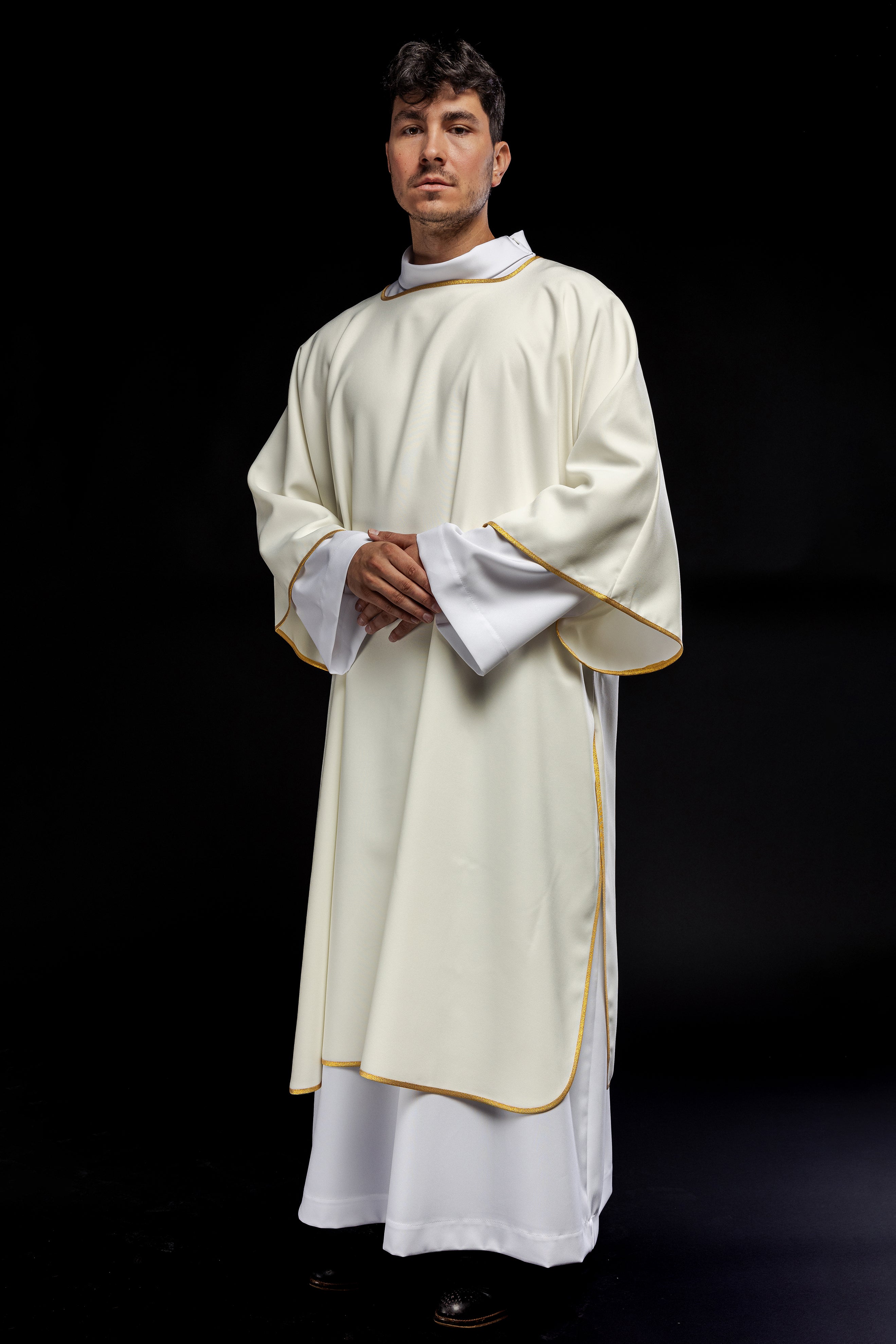 Dalmatiques lisses avec bordure dorée écru