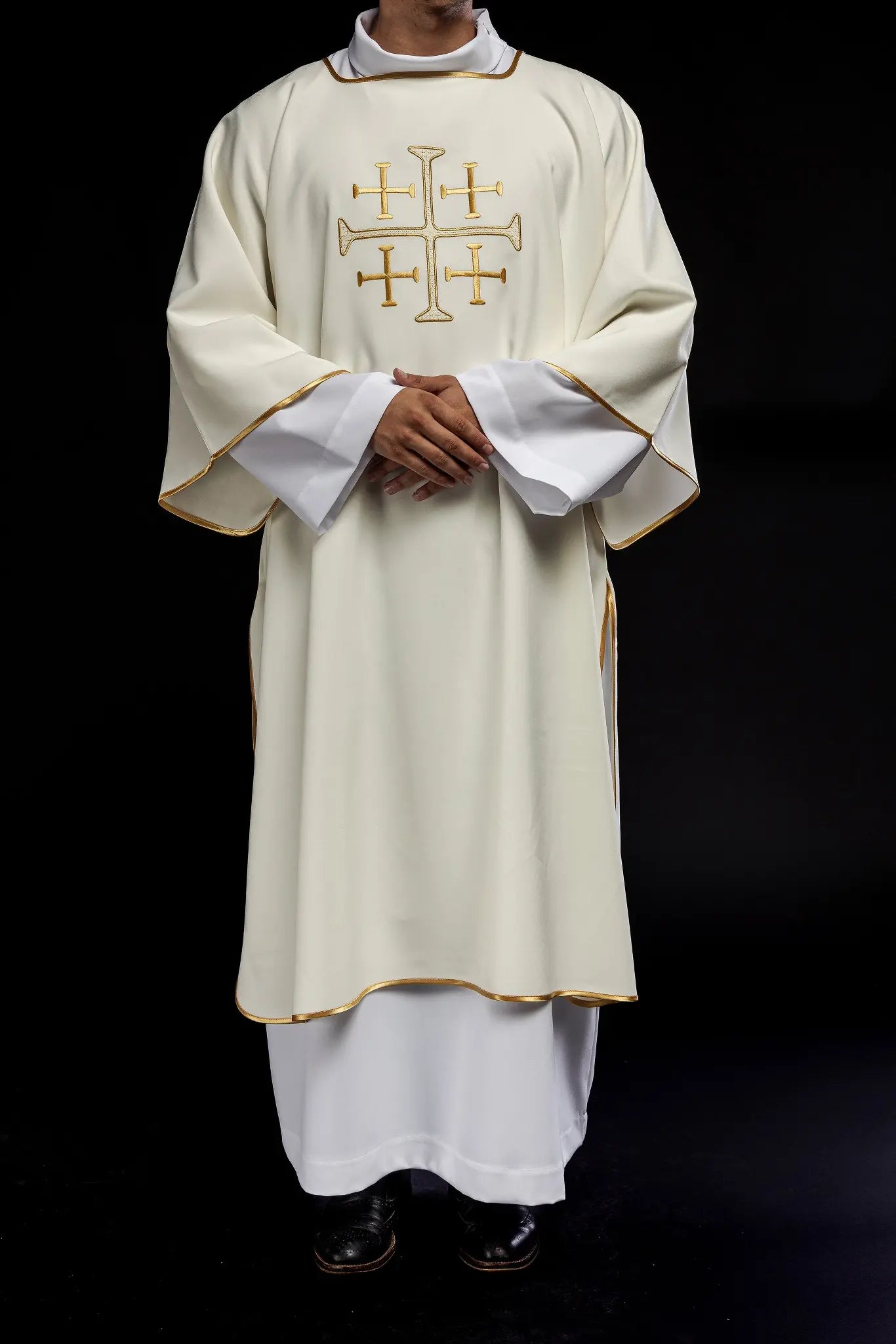 Dalmatique avec croix brodées en or écru