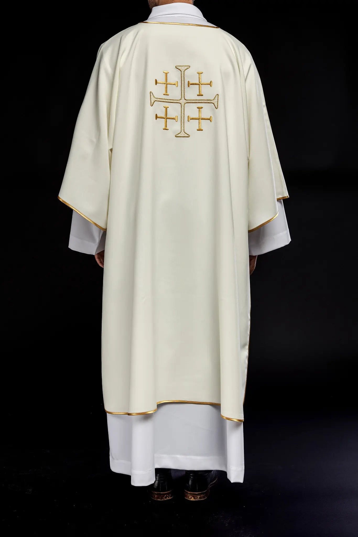 Dalmatique avec croix brodées en or écru