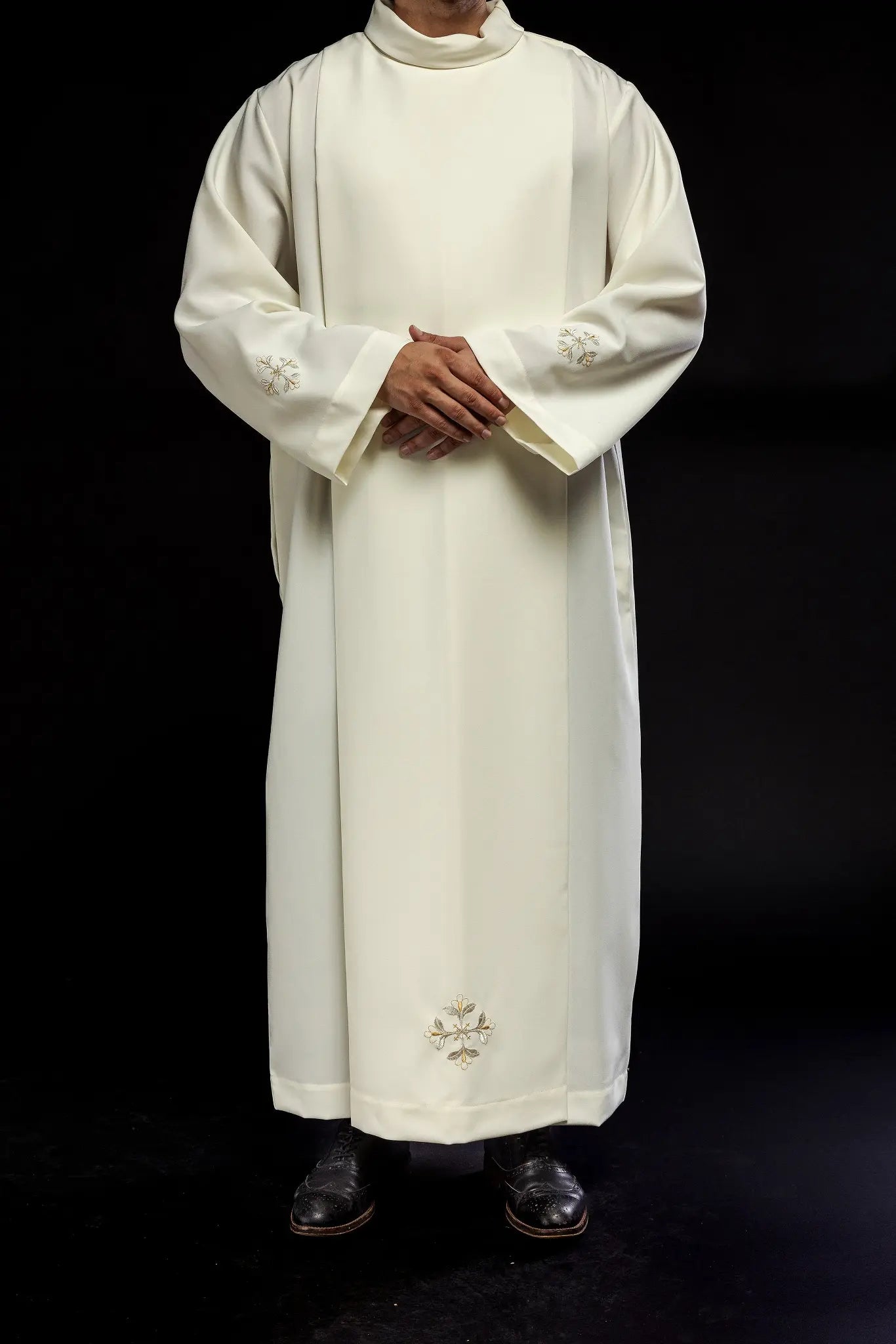 Robe de prêtre à col roulé décorée de broderies écrues