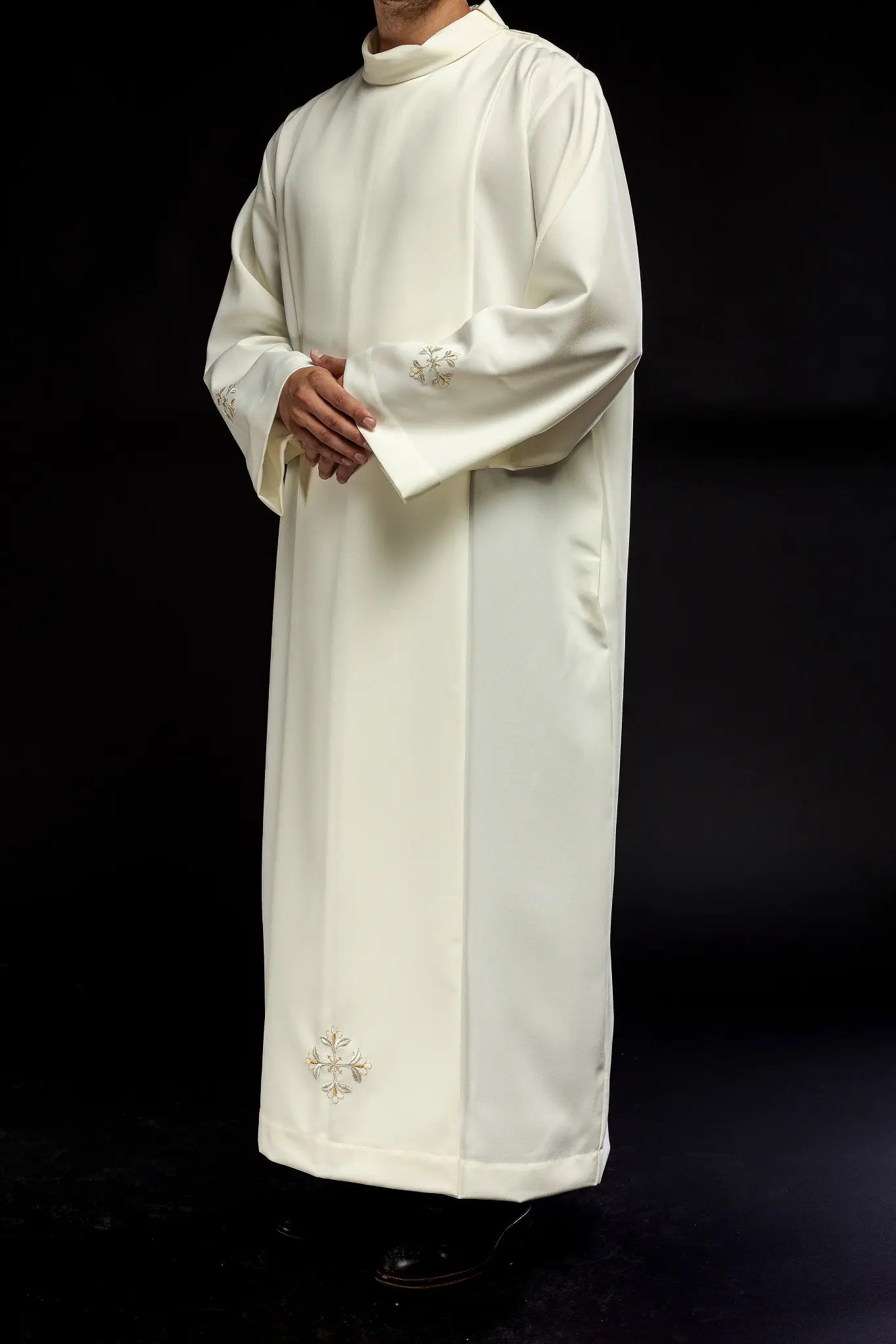 Robe de prêtre à col roulé décorée de broderies écrues