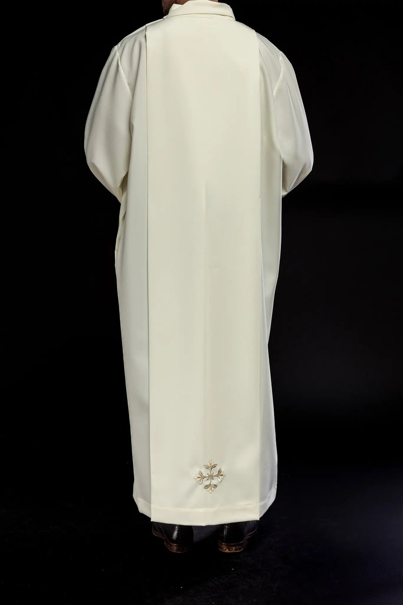 Robe de prêtre à col roulé décorée de broderies écrues