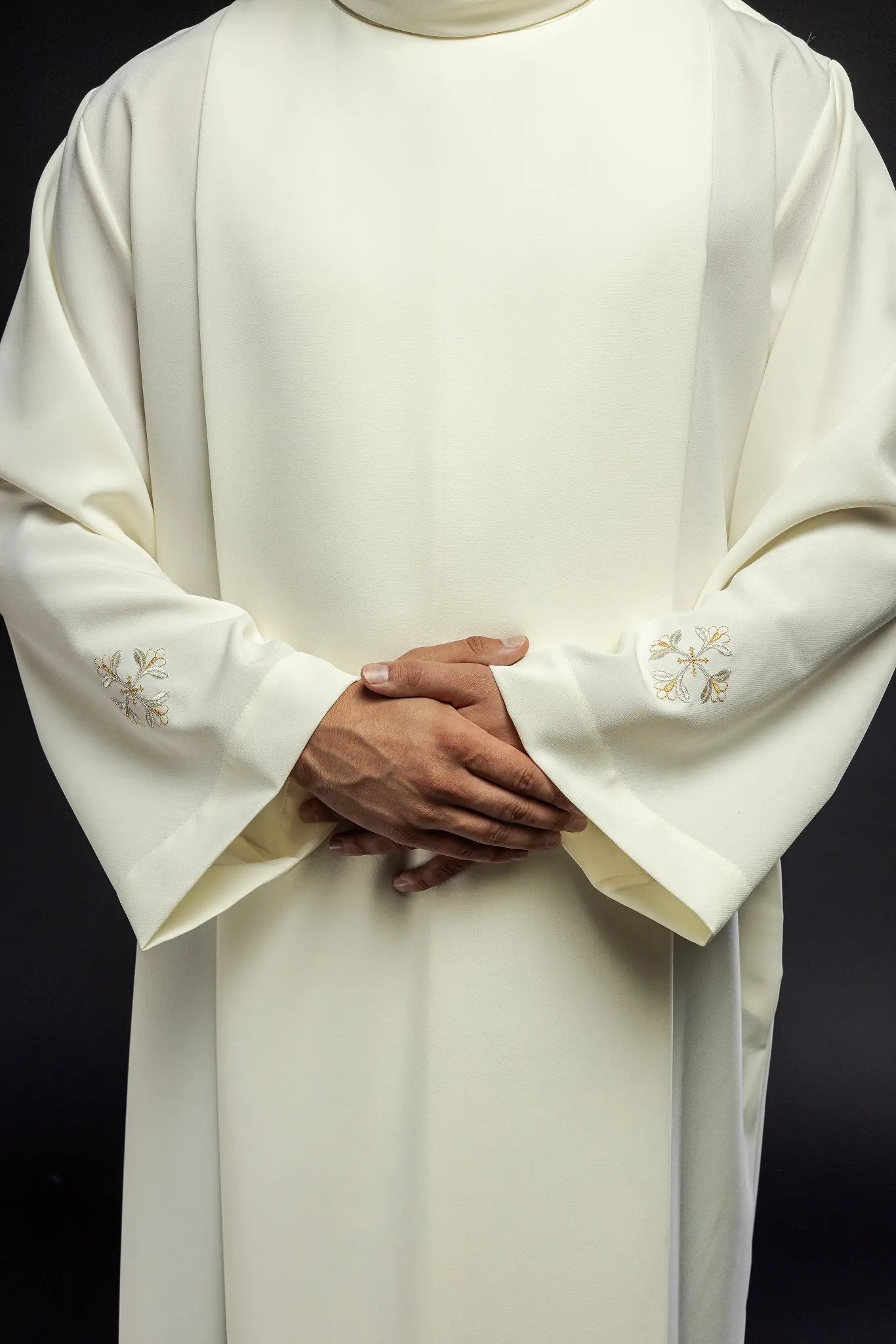 Robe de prêtre à col roulé décorée de broderies écrues