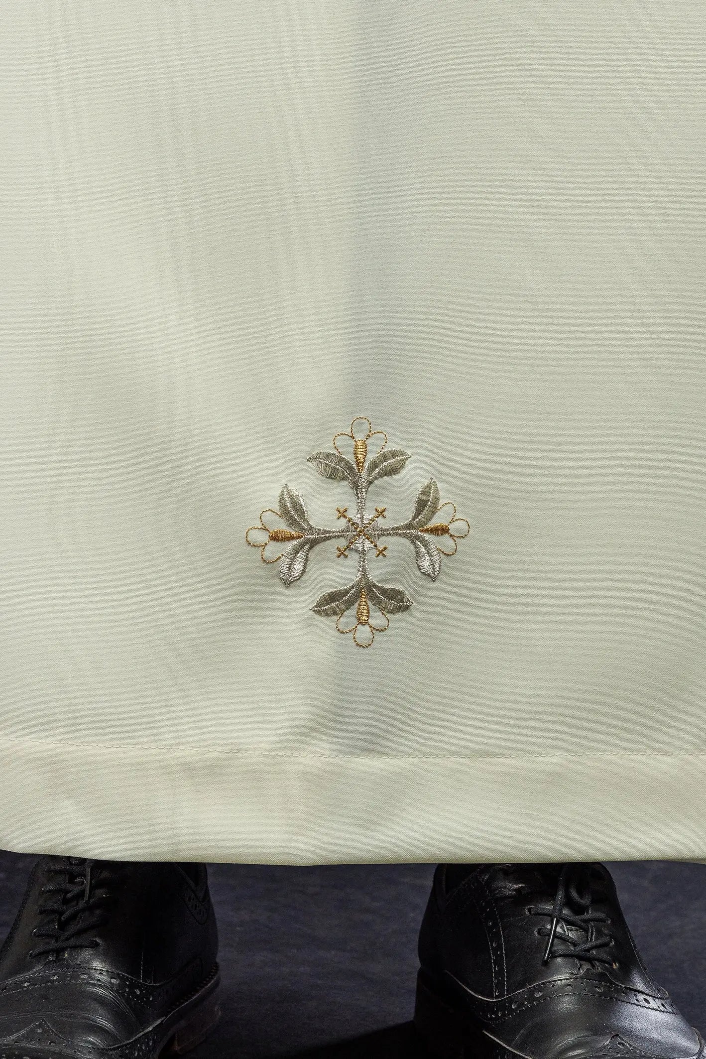 Robe de prêtre à col roulé décorée de broderies écrues