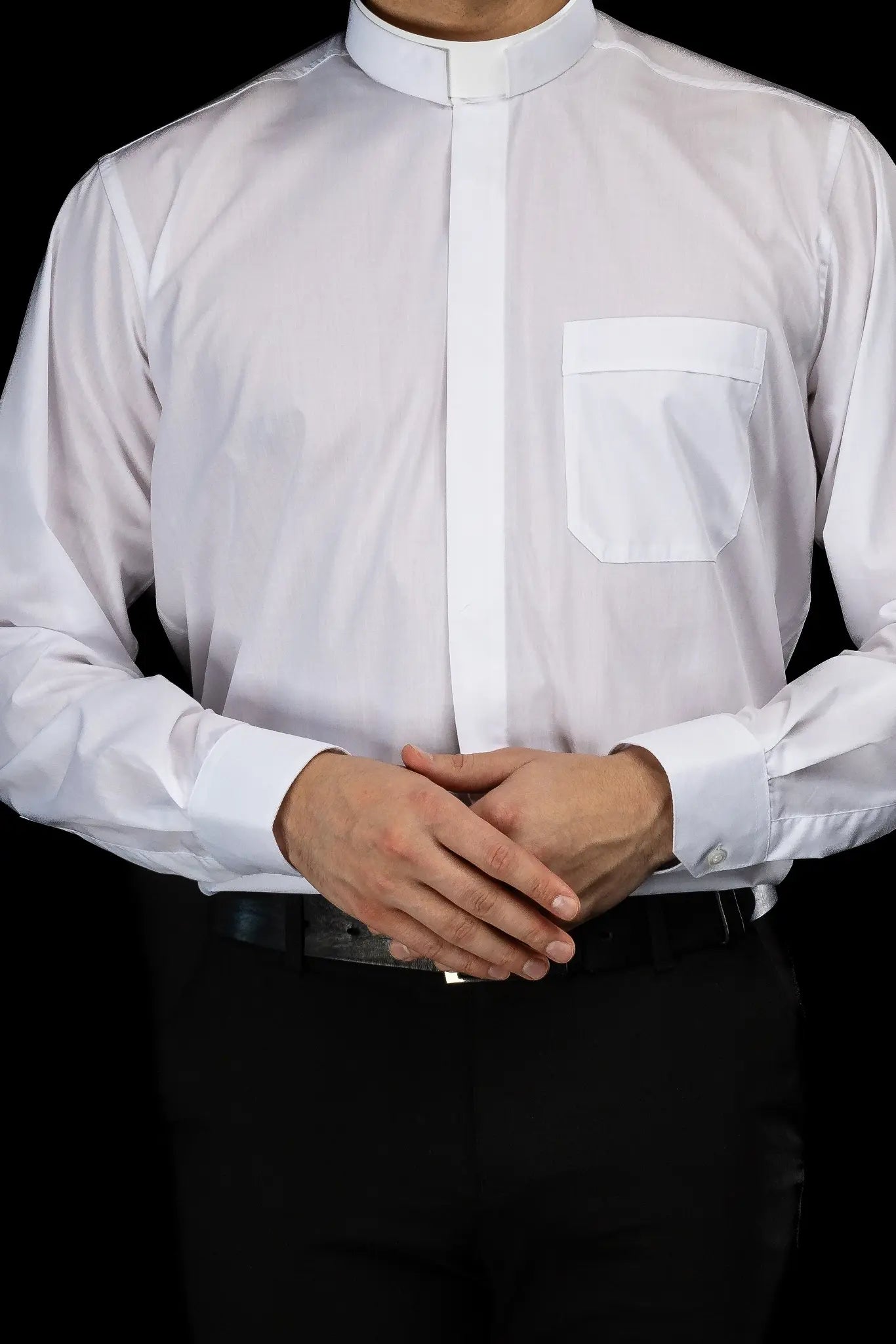 Chemise ecclésiastique romaine blanche à manches longues avec patte de col