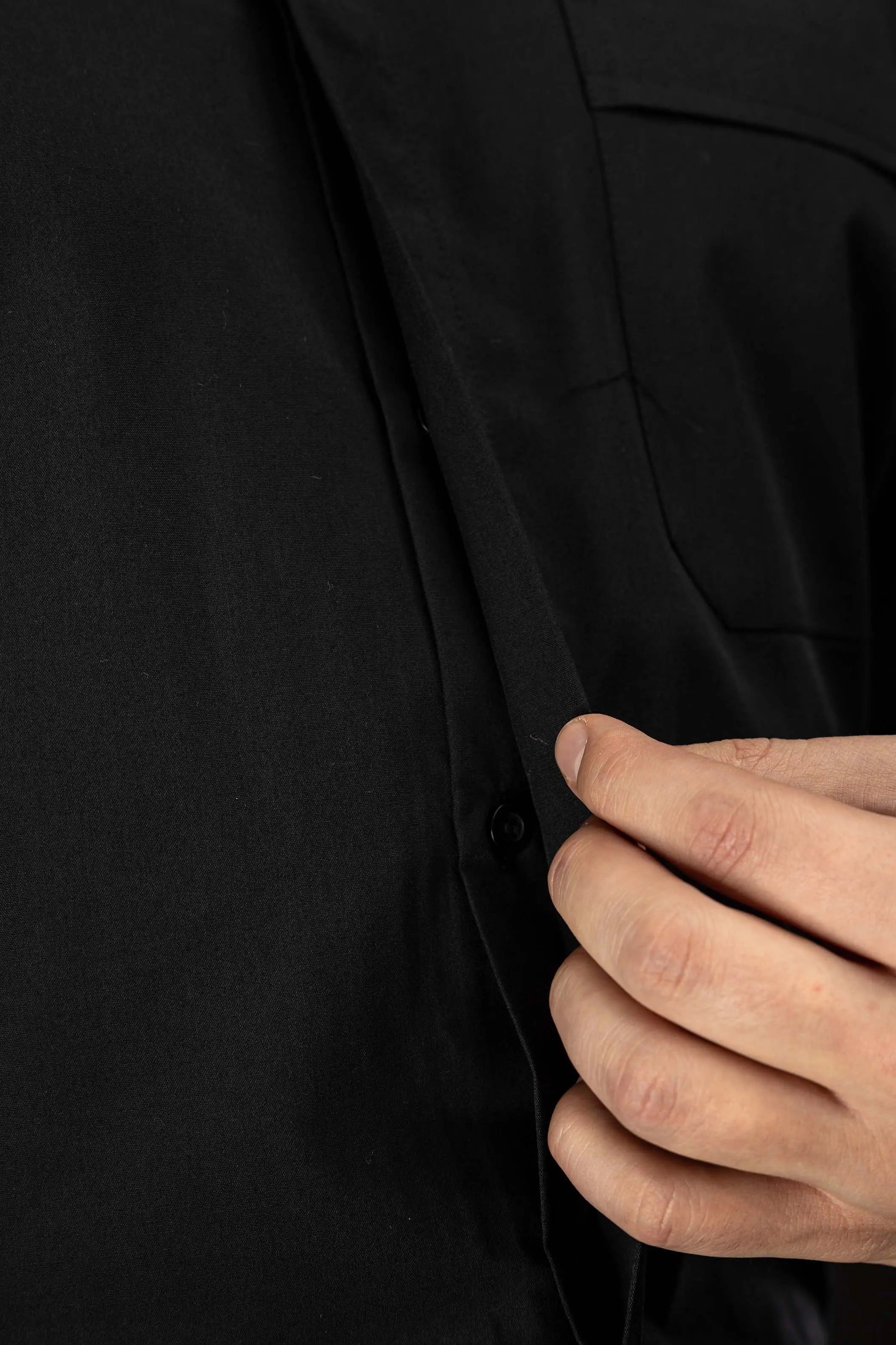 Chemise ecclésiastique romaine noire à manches longues avec patte de col