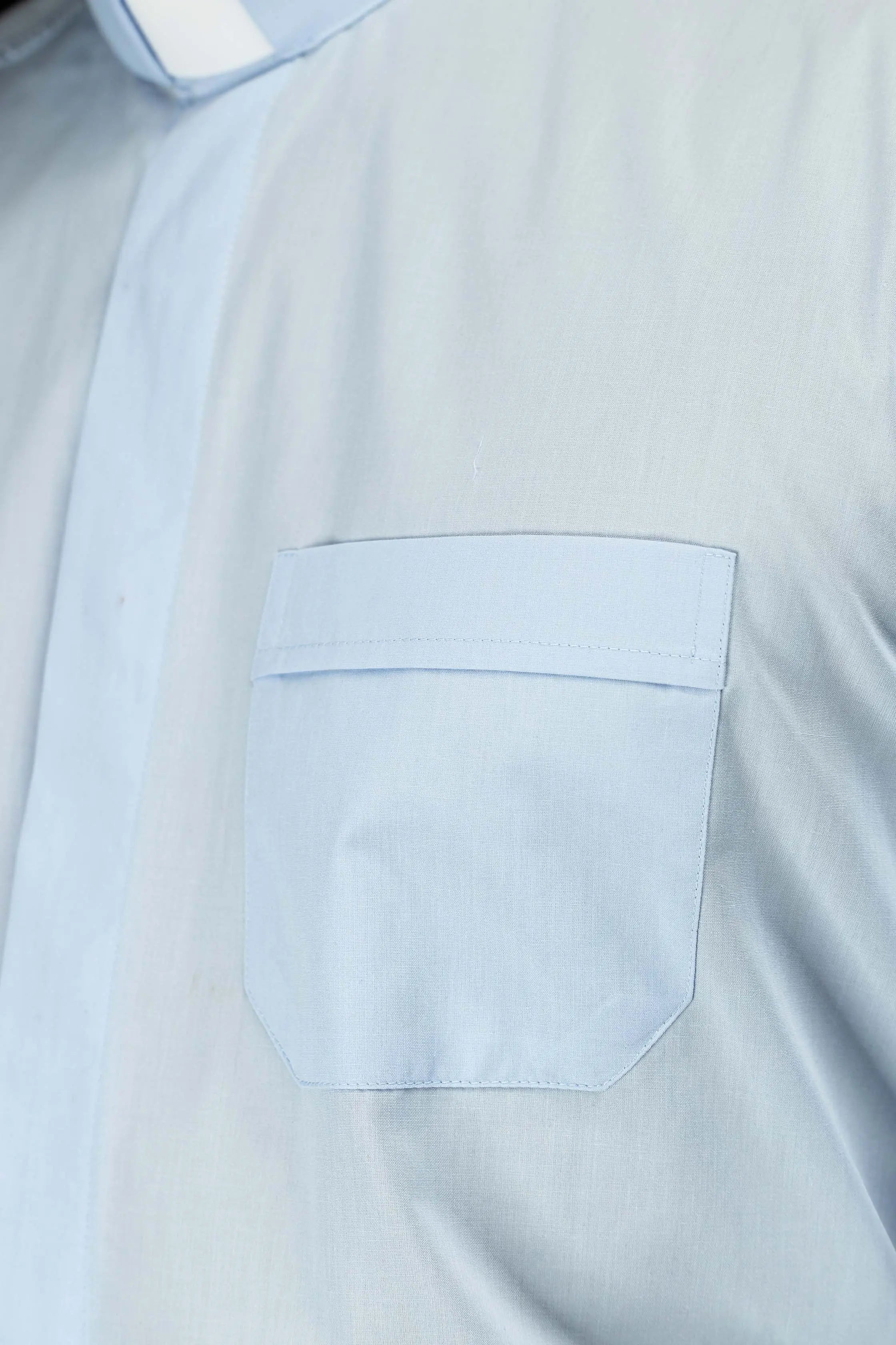 Chemise ecclésiastique bleue à manches longues avec patte de col