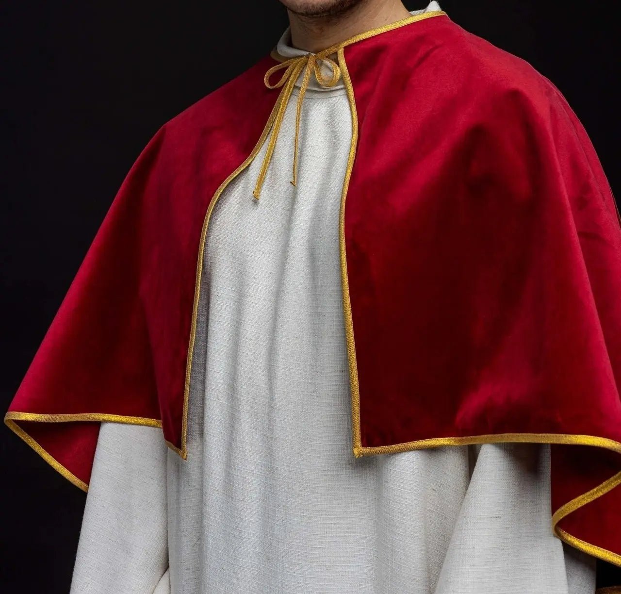 Cape de servant d'autel en velours rouge avec fermeture à nouer