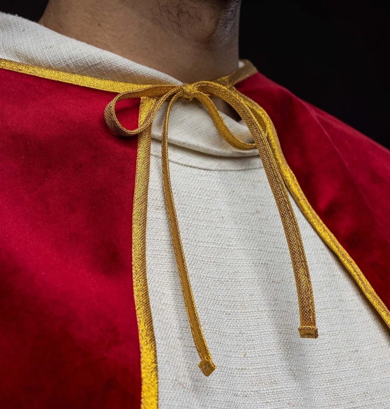 Cape de servant d'autel en velours rouge avec fermeture à nouer