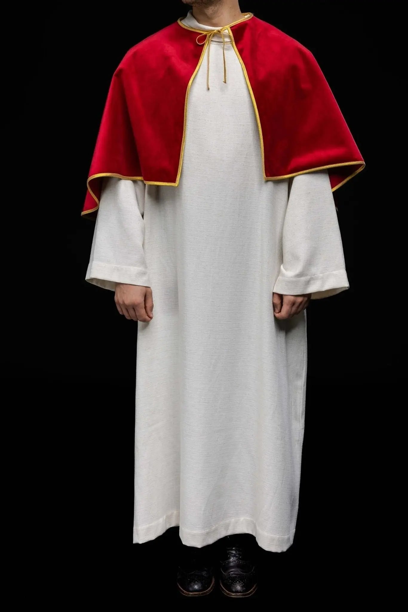 Cape de servant d'autel en velours rouge avec fermeture à nouer