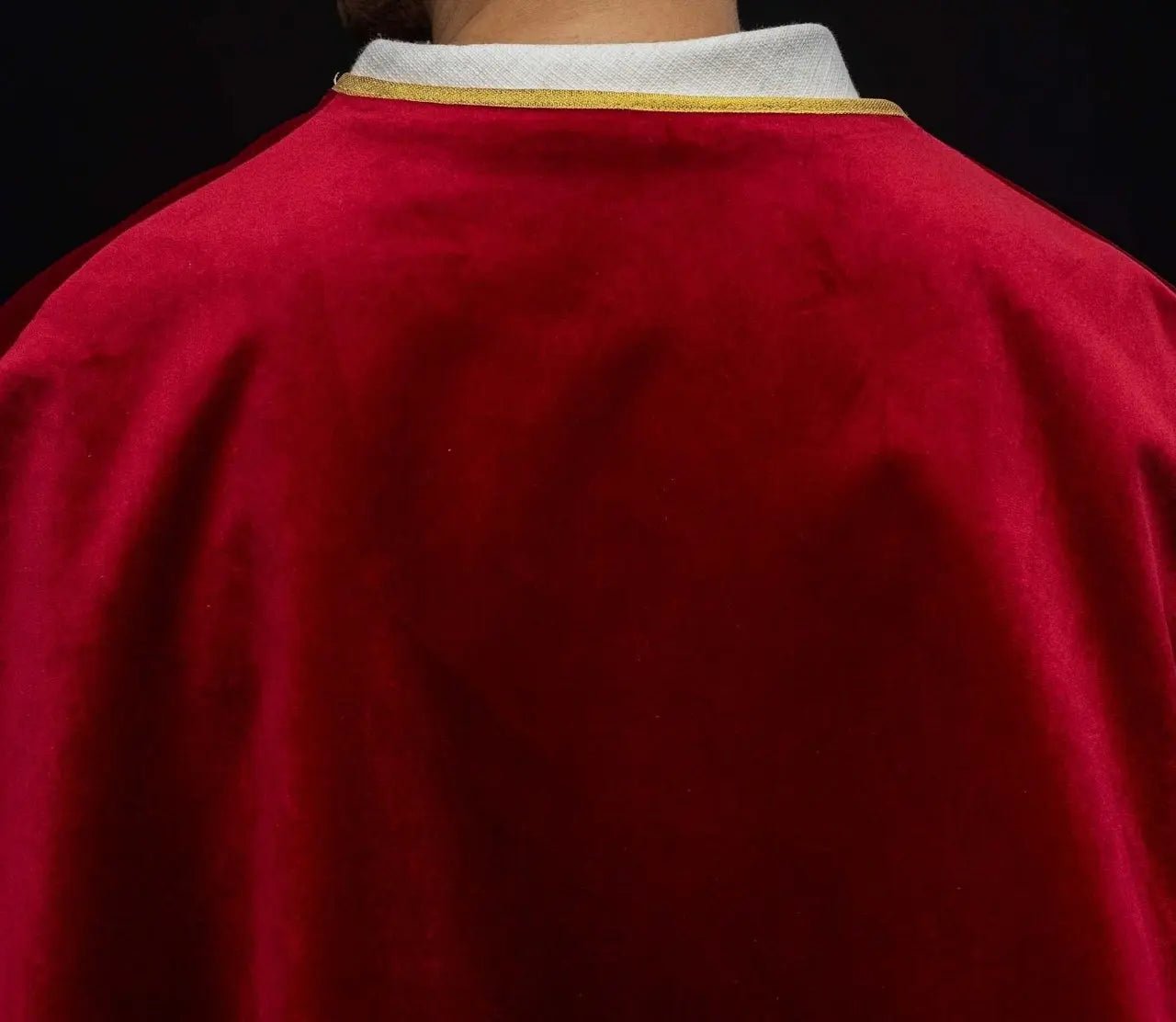 Cape de servant d'autel en velours rouge avec fermeture à nouer