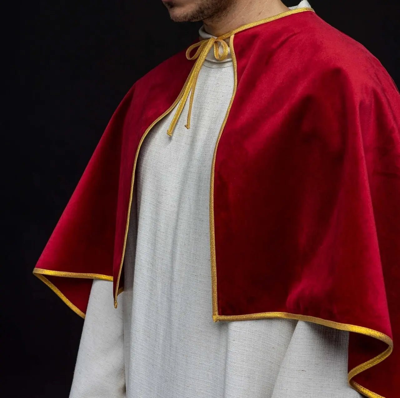 Cape de servant d'autel en velours rouge avec fermeture à nouer