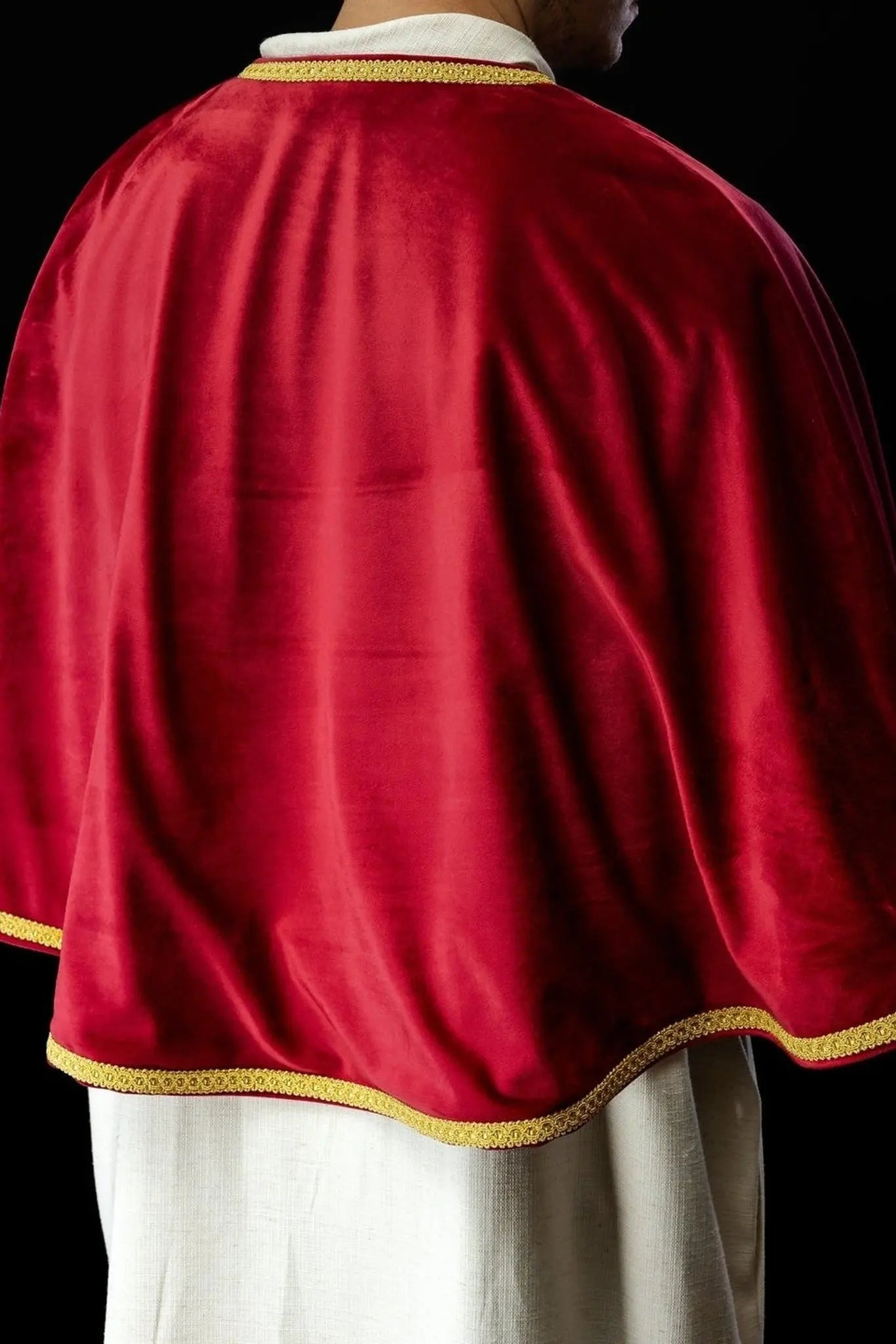 Cape de servant d'autel en velours rouge avec fermeture