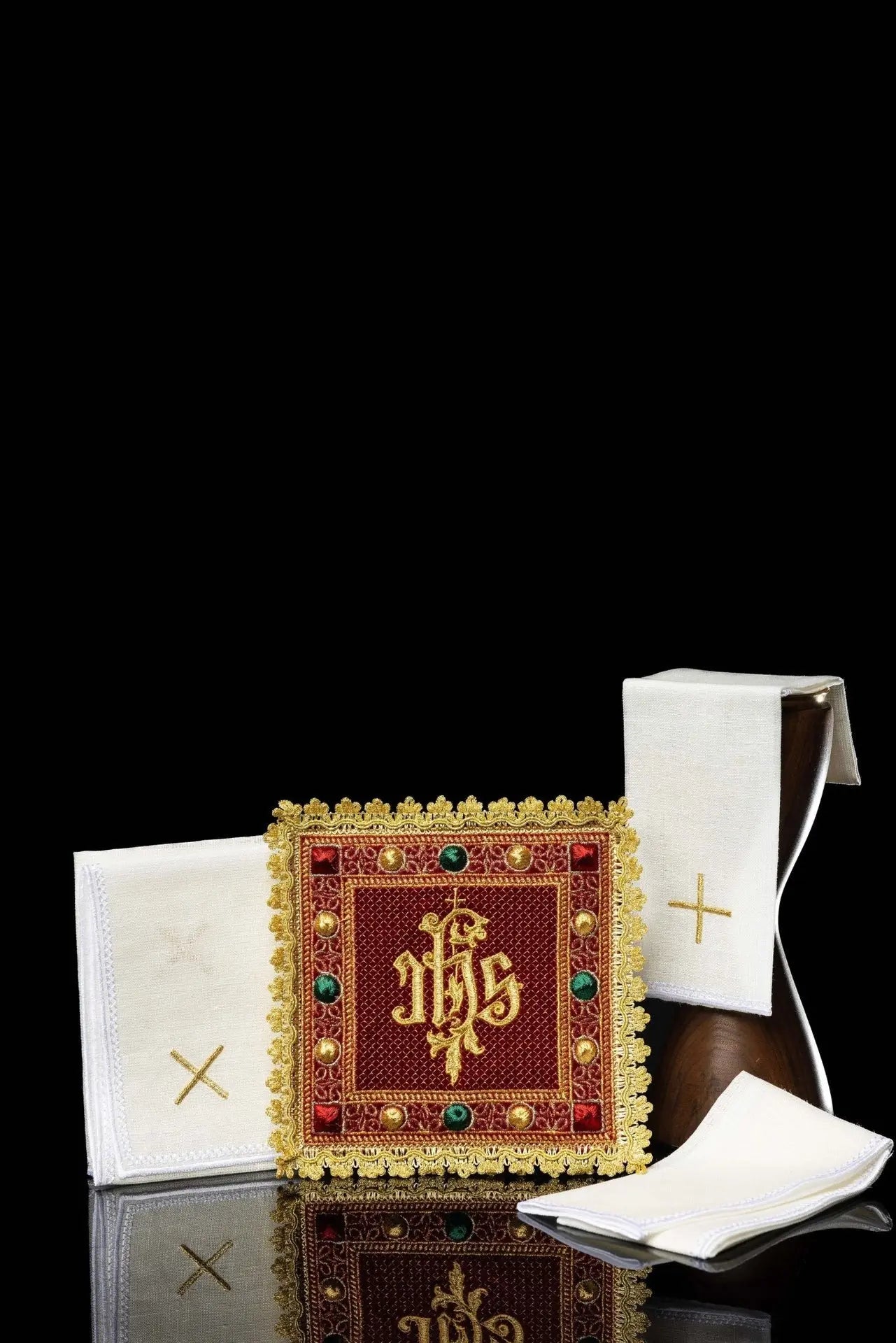 Ensemble de calice en velours rouge avec symbole IHS brodé