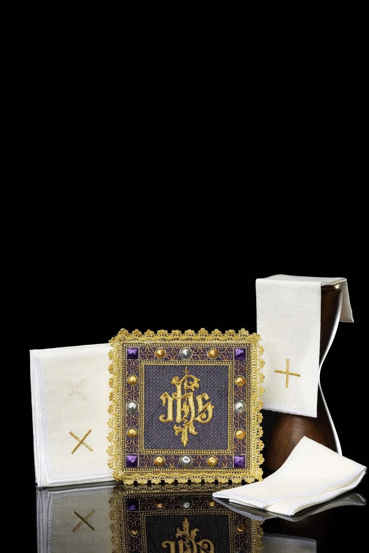 Ensemble de calice en velours violet avec symbole IHS brodé