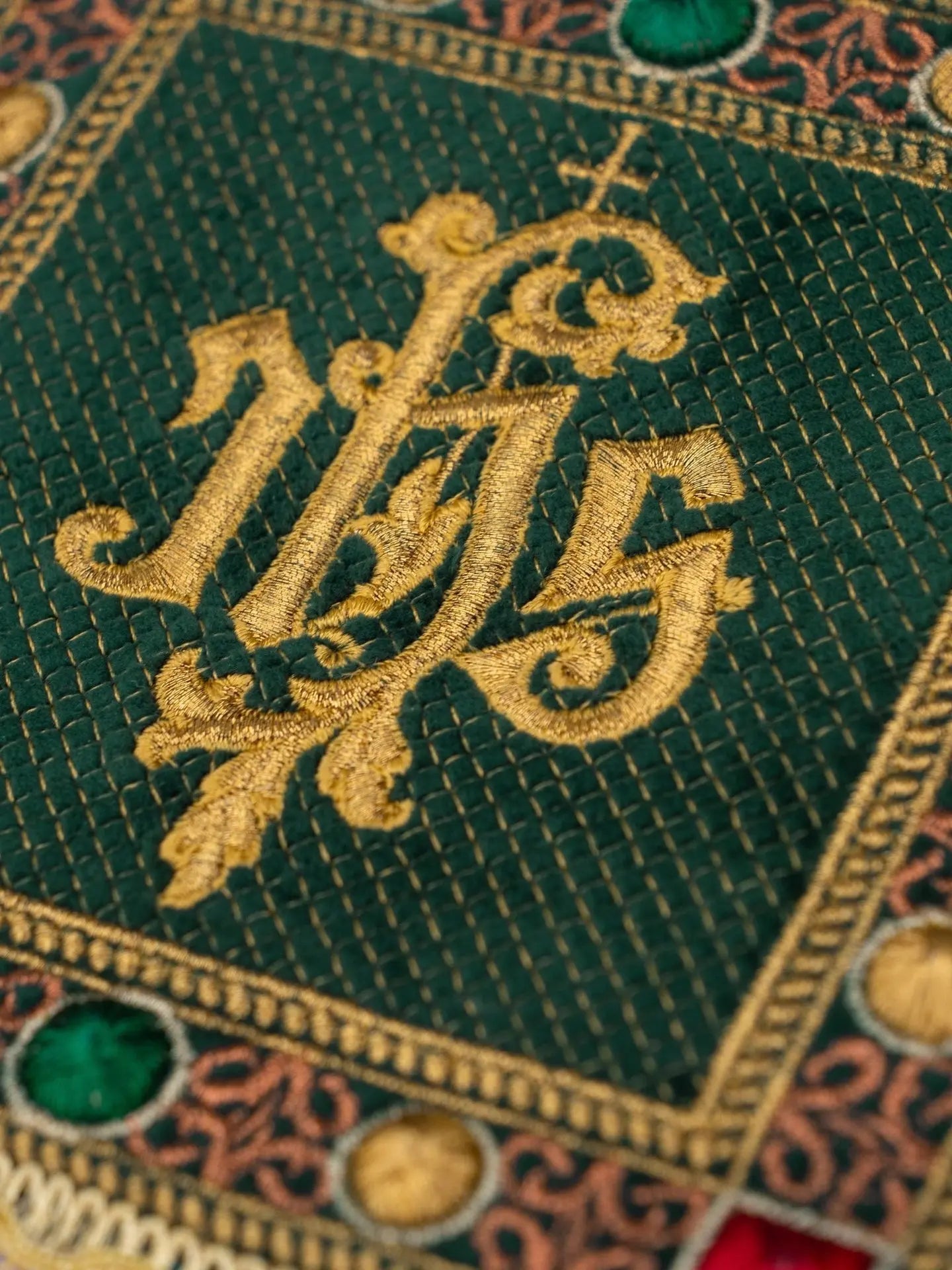 Ensemble de calices en velours vert avec symbole IHS brodé