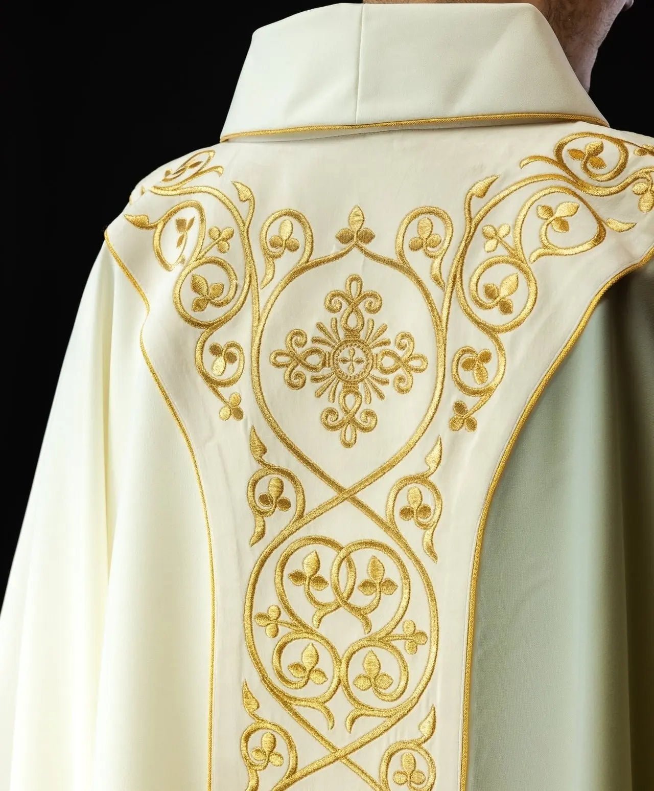Chasuble brodée en tissu écru