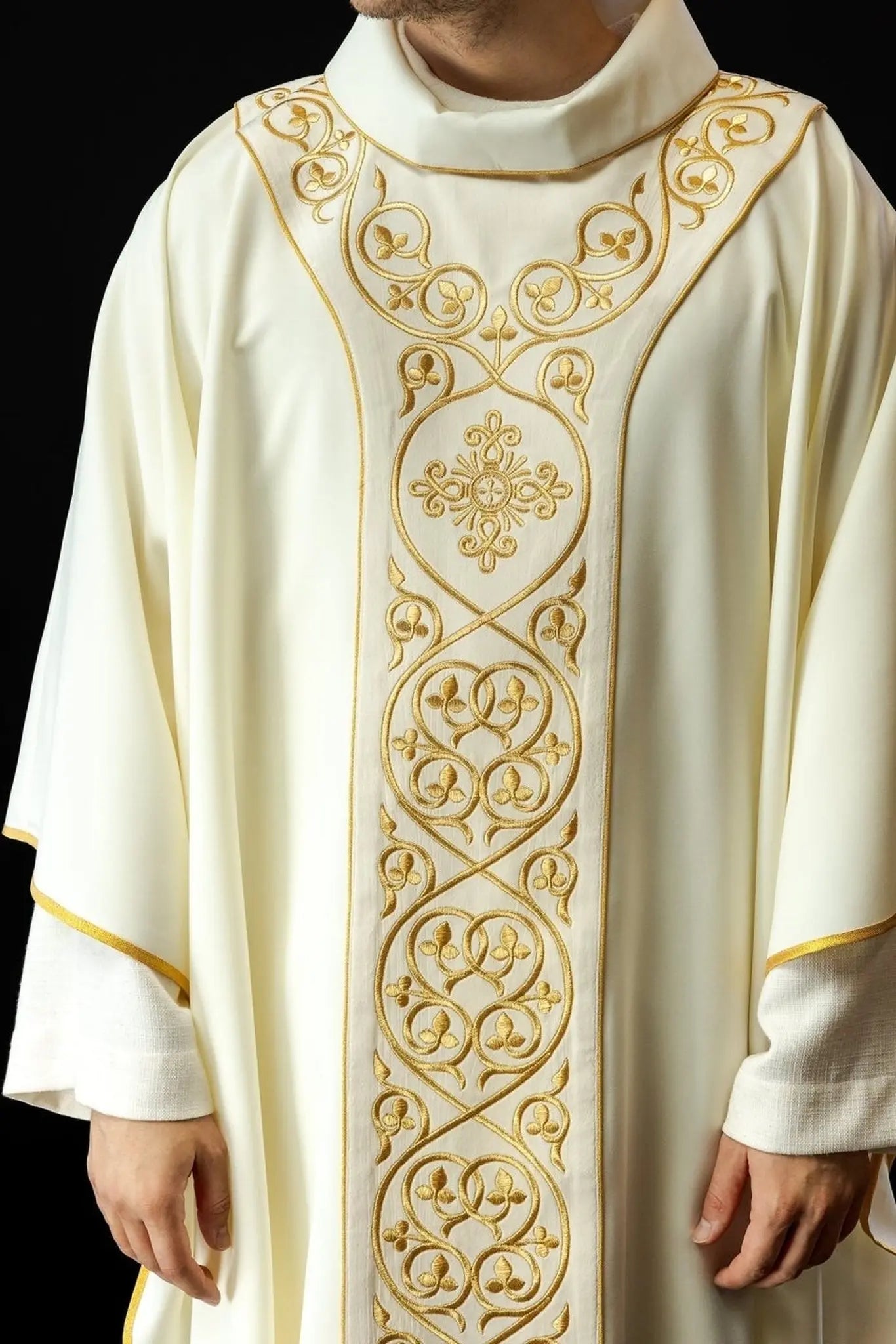 Chasuble brodée en tissu écru